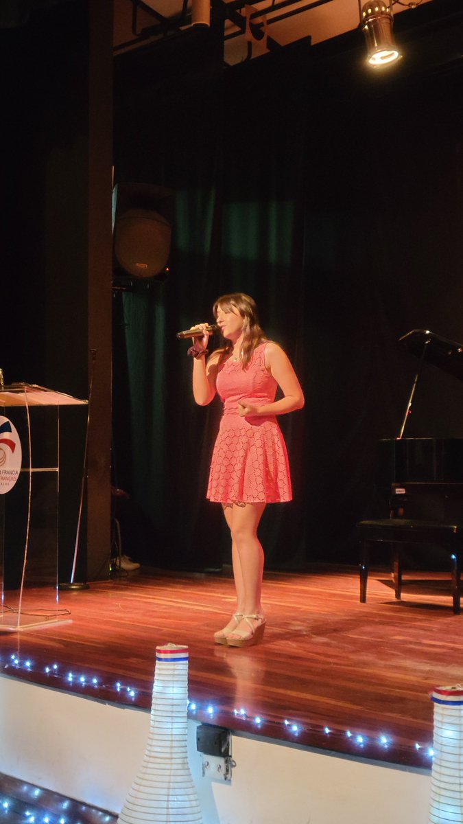 ColFranciaSV's tweet photo. 🌟Ayer vivimos la final del concurso "La Mélodie Française" en nuestro auditorio. ¡Felicidades a Valeska por su 1erLugar y a todas las finalistas! 🎤🎶 Gracias a Lissette Táriba y Rafael Mogollón por deleitarnos con sus interpretaciones. ✨#LaMélodieFrançaise #TalentoJuvenil https://t.co/iQMhx3Hetb