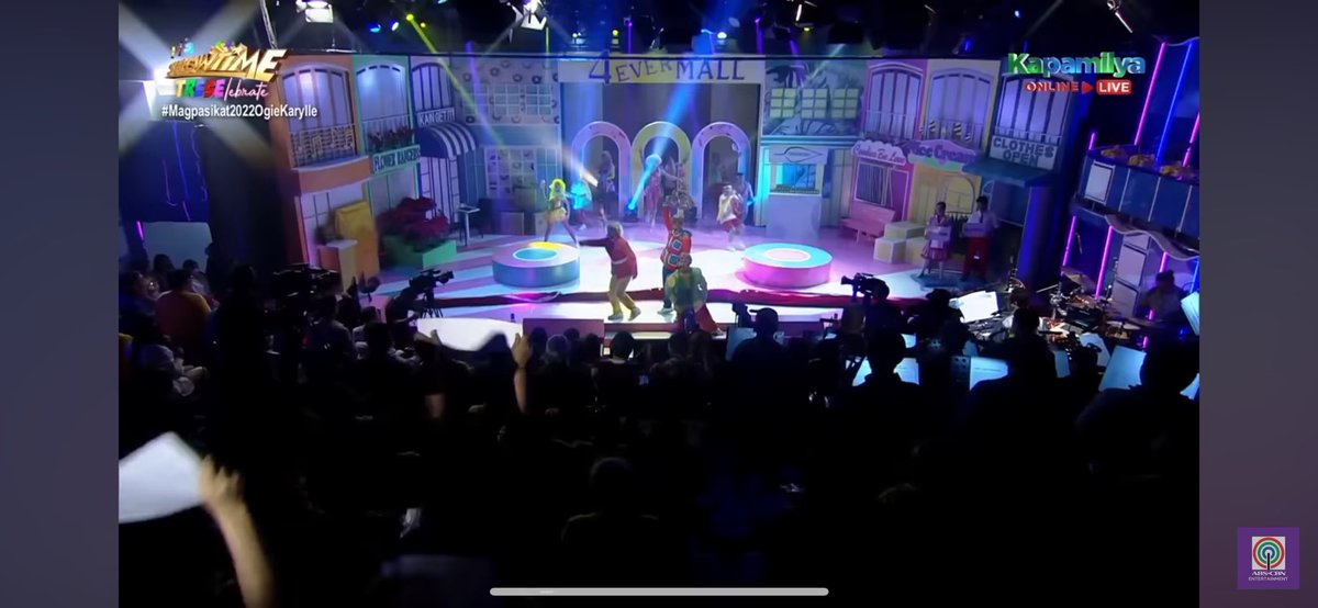 Throwback sa 2022 Magpasikat. Ilang balik sa magiging itsura ng Mall bago na-finalize. 

<a href="/anakarylle/">karylle</a> <a href="/ogiealcasid/">ogie alcasid</a>