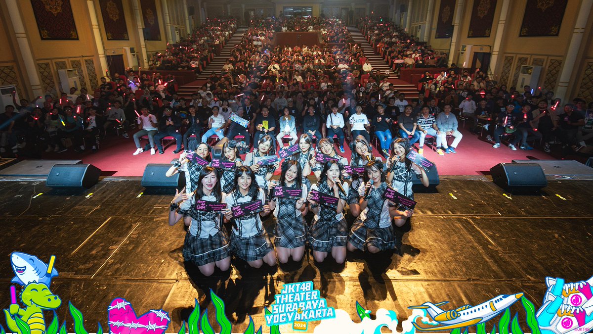 officialJKT48's tweet photo. Thank you JKT48 Theater Surabaya! Setelah 8 tahun, akhirnya kami kembali lagi ke sini.
Kami tunggu kehadiran kalian besok ya. See you! #JKT48TeaterSementara24
#JKT48TeaterSementaraSBY https://t.co/qbgqcLNUyx