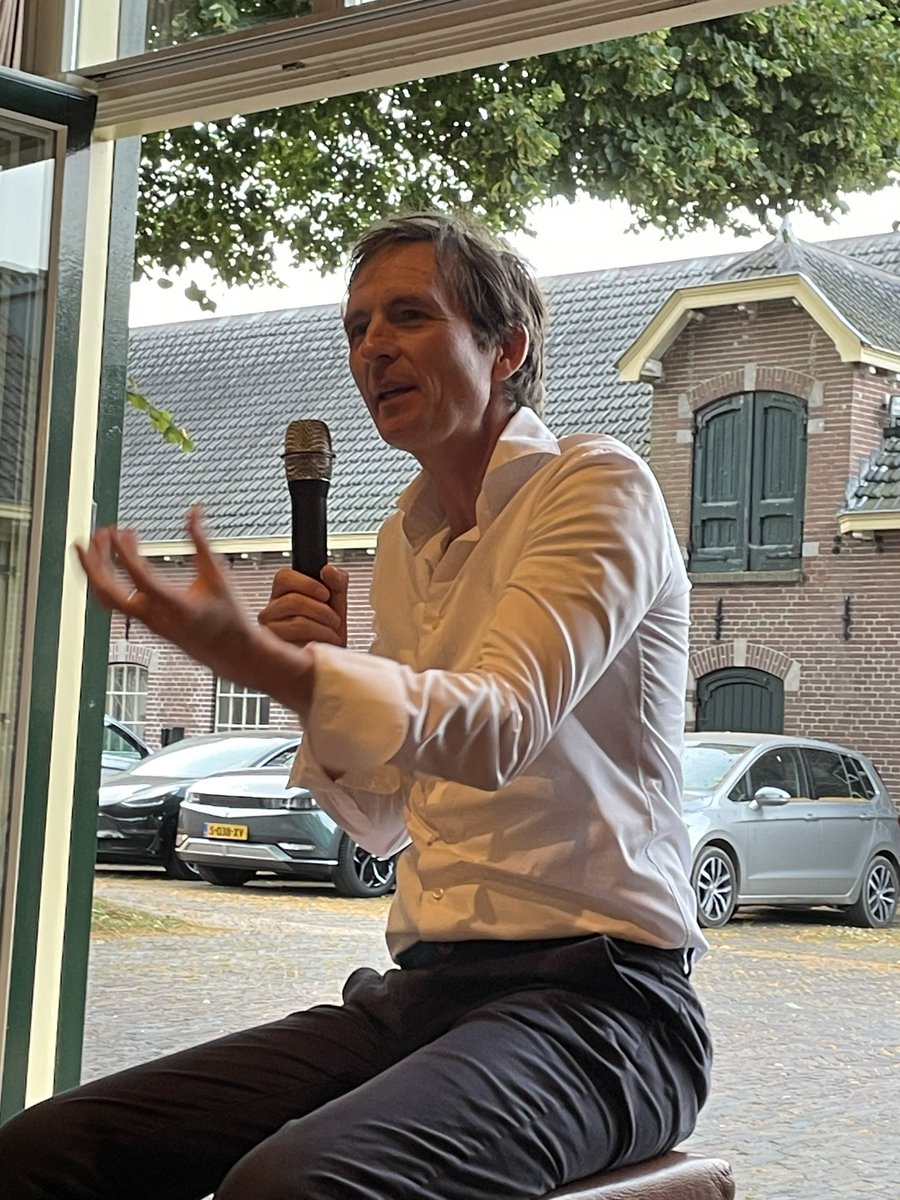 huibertaart's tweet photo. Gisteravond boeiende lezing van #michielvos over zijn boek #vosindevs. Op de vraag waarom Democratische partij niet ingrijpt, antwoordde hij dat het historisch gegroeid is om wens zittende president te respecteren. Vermoed dat die traditie na vannacht ten einde komt. #Anderstein https://t.co/zwW4enojEy