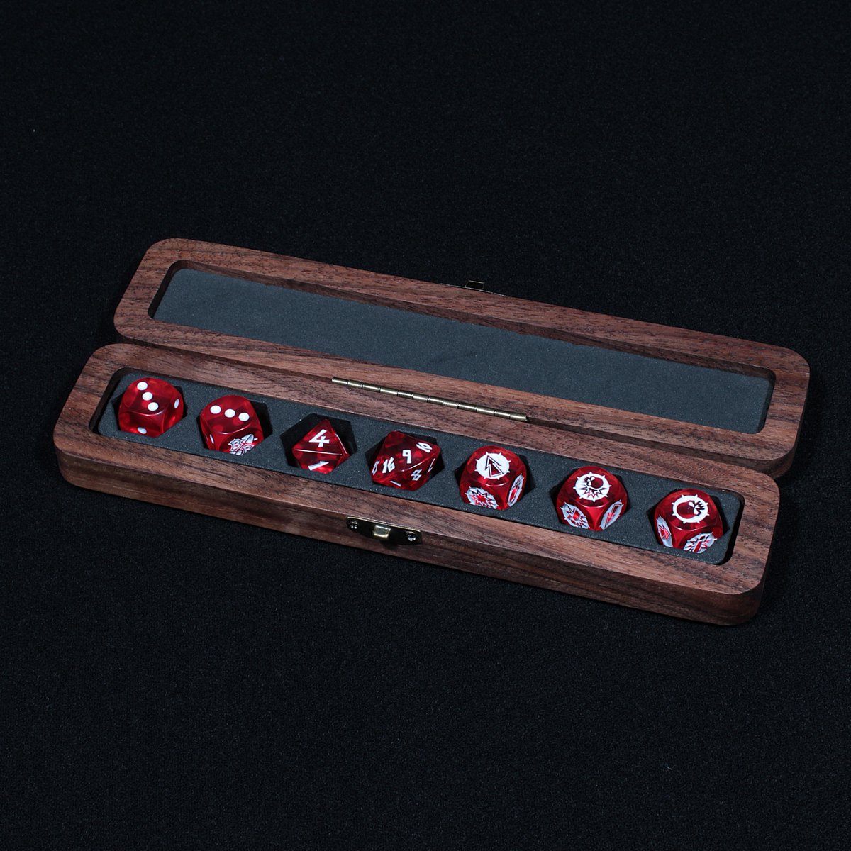 TheEnginarium's tweet image. New dice boxes in solid walnut. First batch with brass fittings and custom cut EVA foam inserts. Will be added to the shop soon or hit the custom order button and design your own adding your name, team, or logo!

#dicebox #tabletopgames #custom