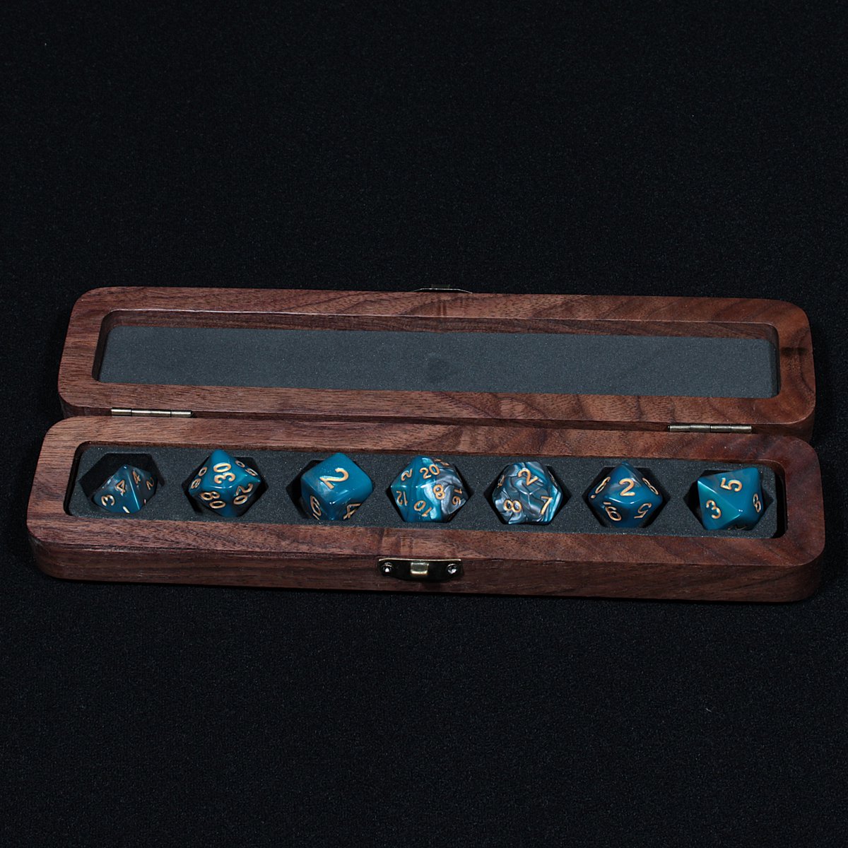 TheEnginarium's tweet image. New dice boxes in solid walnut. First batch with brass fittings and custom cut EVA foam inserts. Will be added to the shop soon or hit the custom order button and design your own adding your name, team, or logo!

#dicebox #tabletopgames #custom