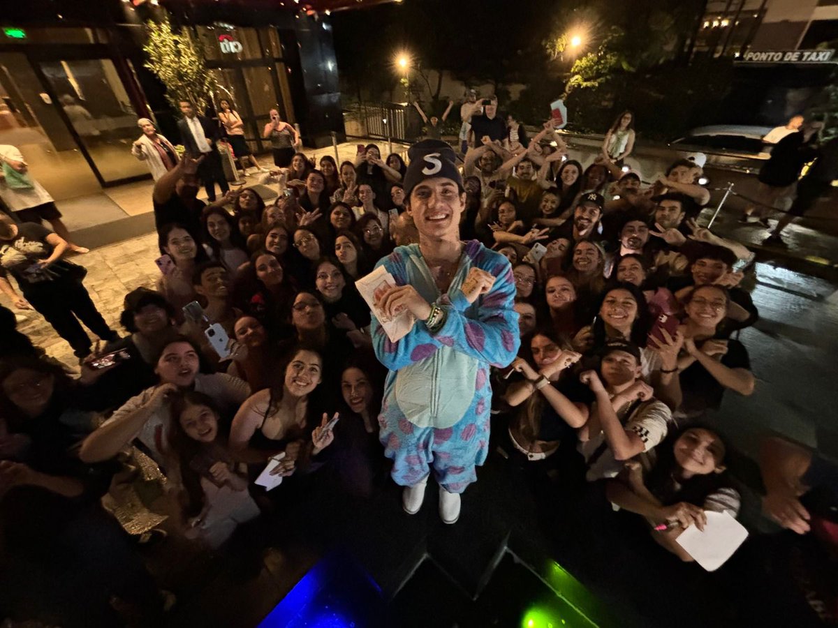 “Eu fui ao Brasil, que estranhamente é onde eu mais sou famoso no mundo. Eu tenho fãs lá que me esperam na porta do hotel (…) Eu saí para falar com eles, e foi uma experiência que mudou minha vida.” - <a href="/JadenHossler/">jxdn</a> sobre voltar a ser jxdn em entrevista ao portal Rock Sound