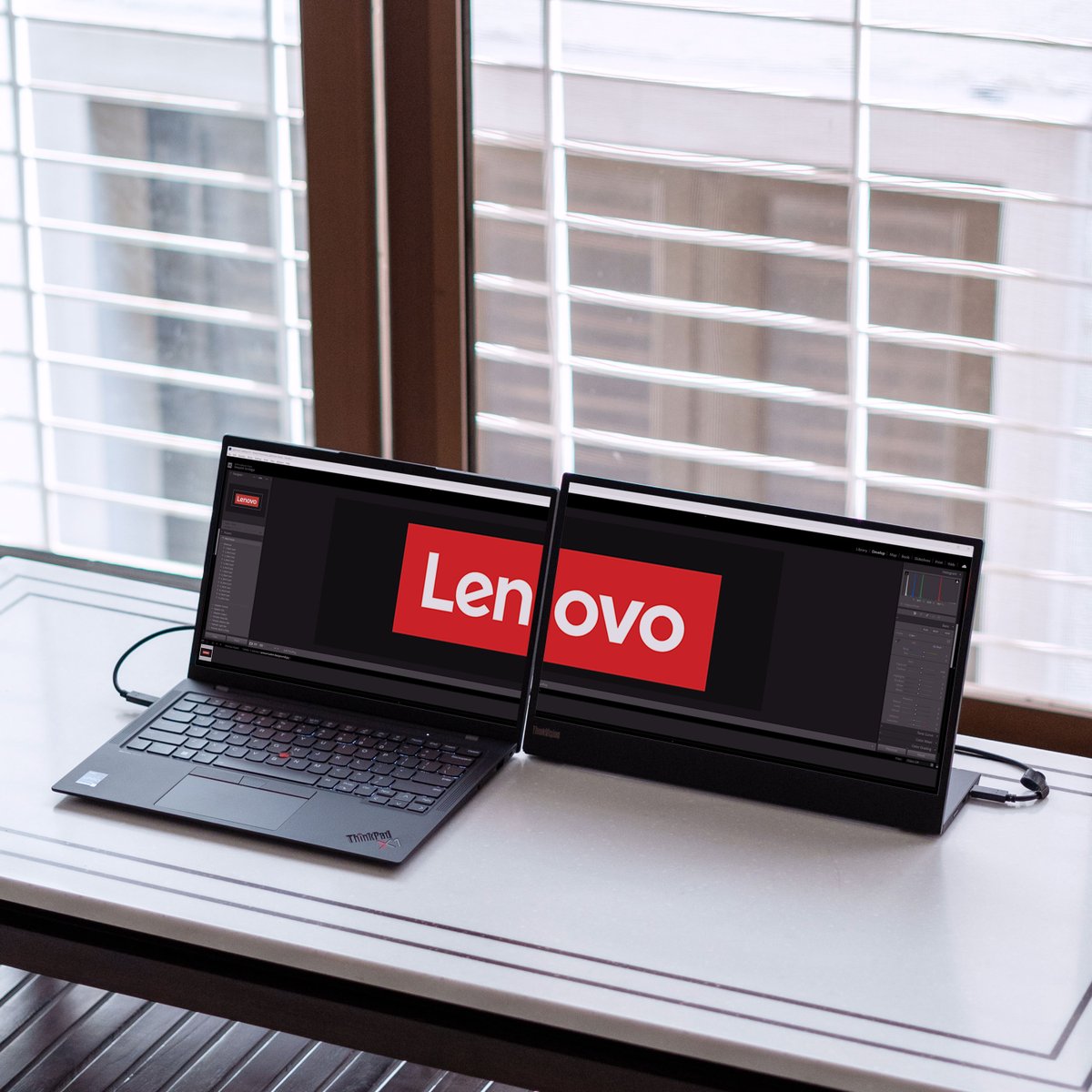 LenovoES's tweet image. ¿Cabría el logotipo en una sola pantalla?
Claro. 
¿Así es más divertido?
Por supuesto.

#ThinkVisionM14t  #PortableMonitor #ThinkPad