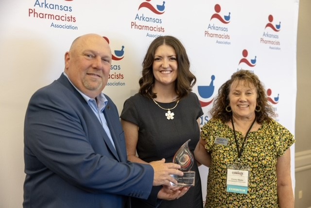 Congratulations to Elisabeth Mathews on receiving the Arkansas Pharmacy Association's Distinguished Young Pharmacist award!
Scott Tedder, Business Development Executive, and Christy Madder, Relationship Manager, presented Elisabeth with the award.