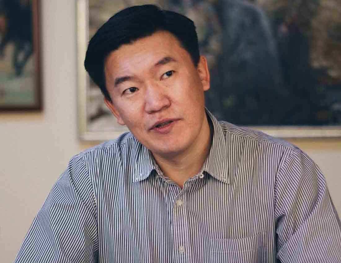 Ардчилсан үзэл санаа тээгч Тулгат АН-аас унаж, Орос нохой Мөнхбаясгалан АН-аас гарч ирж нтэр. За шаалдаа Оросуудаа!