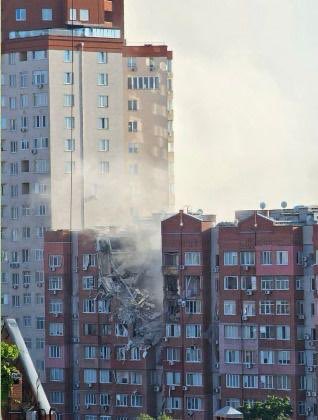 grishchukroma's tweet photo. russians struck a residential building in the very center of the city of Dnipro

the number of casualties is currently unknow https://t.co/jdl8lGlFfI