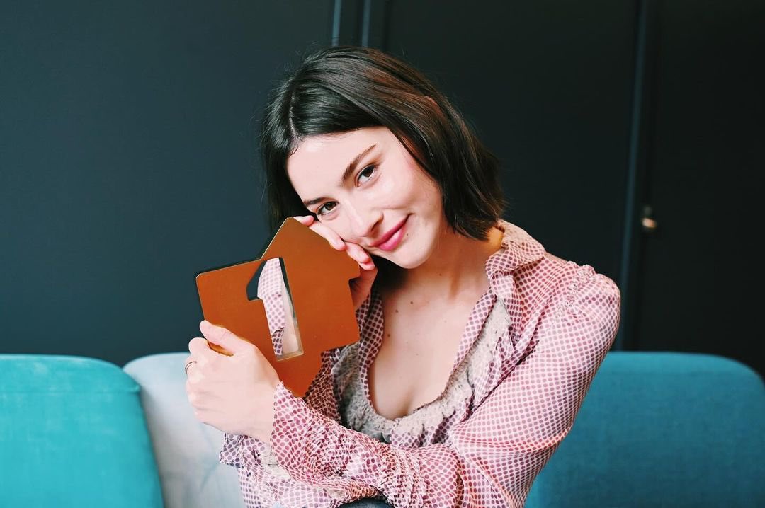 gracieabrams's tweet photo. #1 IN THE UK AND AUSTRALIA???? THANK YOU SO MUCH!!!!!!!!!!!! Thank you soooooooooooooooooooooooo much 😭😭😭😭😭😭😭😭😭😭😭😭😭😭😭😭😭 Can’t wrap my head around it. Just grateful to all of you. I can’t wait to come and play the songs together. https://t.co/PlFAhzFgUK