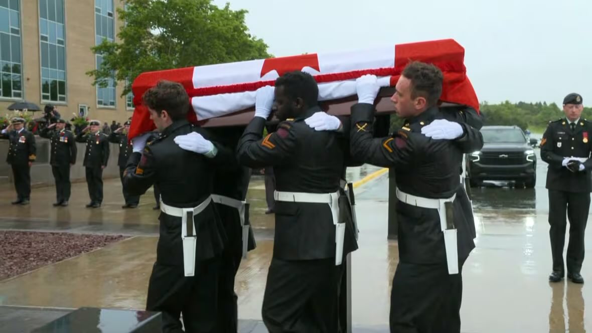 Under heavy rainfall and the eye of solemn onlookers, Newfoundland's Unknown Soldier arrived at Confederation Building Friday morning to lie in state, three days before the remains will be entombed at the National War Memorial in St. John's.  

cbc.ca/news/canada/ne…