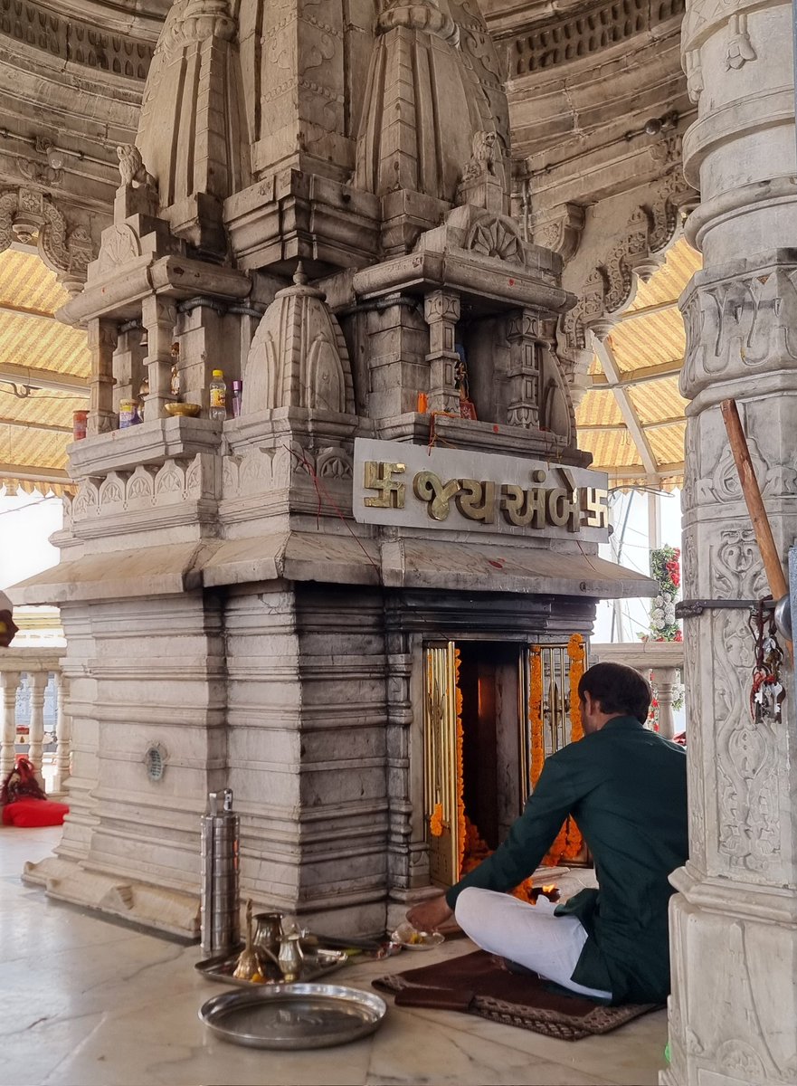 dhruman39's tweet photo. "ગરબો ગબ્બર ગોખથી આવ્યો"
#Gabbar, a hillock near divine #Ambaji Temple, is abode & #Original seat of the #goddess Amba known as Gabbar Gokh!
Part of many #folklores and #folksongs, its considered the site of #LordKrishna's #tonsorial ceremony!
@GujaratTourism
#traveldiaries https://t.co/azkFrSO4gr