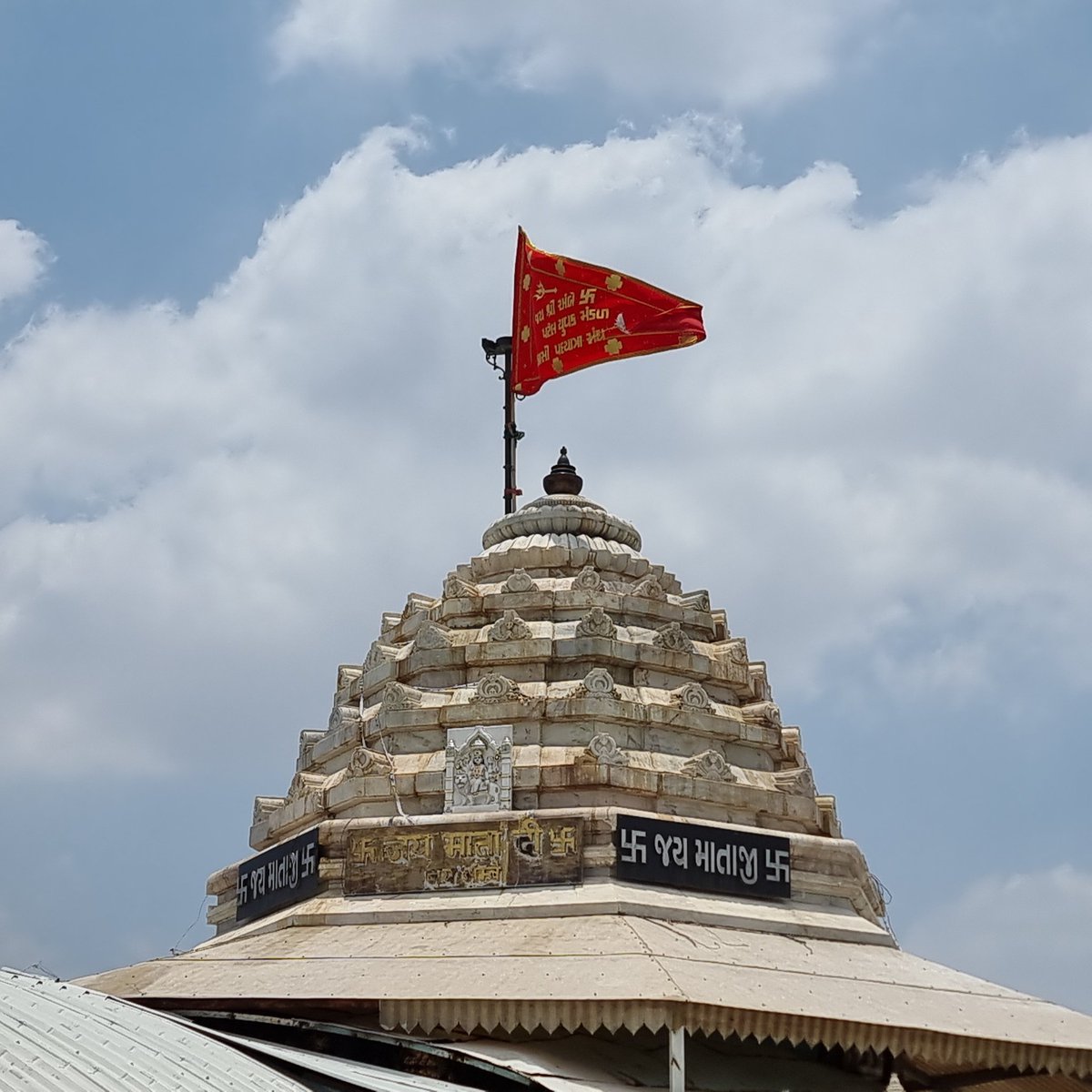 dhruman39's tweet photo. "ગરબો ગબ્બર ગોખથી આવ્યો"
#Gabbar, a hillock near divine #Ambaji Temple, is abode & #Original seat of the #goddess Amba known as Gabbar Gokh!
Part of many #folklores and #folksongs, its considered the site of #LordKrishna's #tonsorial ceremony!
@GujaratTourism
#traveldiaries https://t.co/azkFrSO4gr