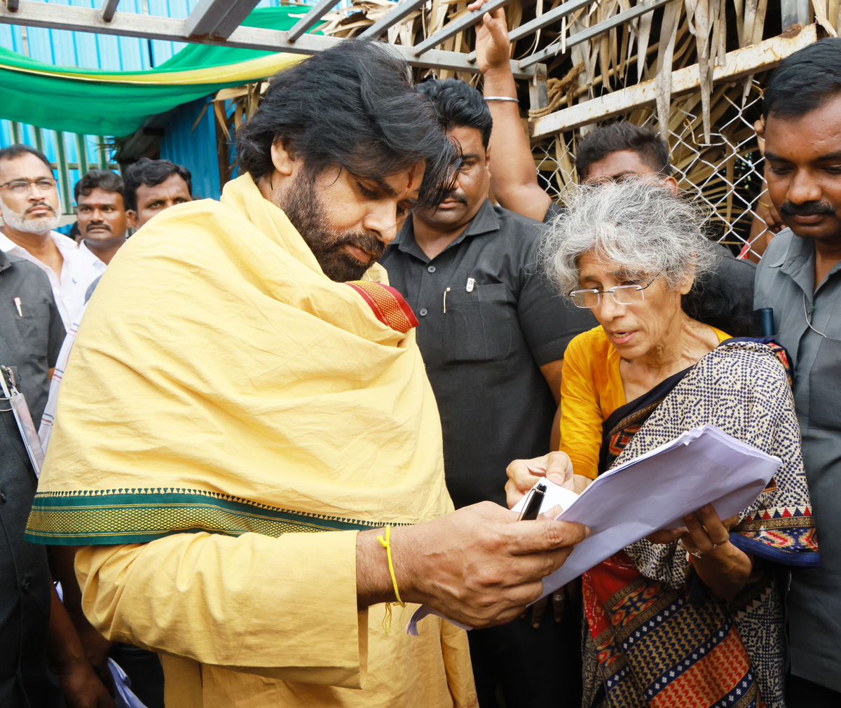 JanaSenaParty's tweet photo. ఇటు శాఖల సమీక్షలు చేస్తూ.... అటు ప్రజల సమస్యలు తెలుసుకుంటూ...

• అధికారులతో శాఖలవారీగా సమీక్షలు  
• ప్రజల నుంచి స్వయంగా వినతుల స్వీకరణ 
• శుక్రవారం బిజీబిజీగా ఉప ముఖ్యమంత్రి శ్రీ పవన్ కళ్యాణ్ గారు 

ఒక వైపు తనకు సంబంధించిన శాఖలపై సమీక్షలతో బిజీబిజీగా ఉంటూనే... మరోవైపు ప్రజా సమస్యలు తెలుసుకునేందుకు ఉప ముఖ్యమంత్రివర్యులు శ్రీ పవన్ కళ్యాణ్ గారు ప్రాధాన్యత ఇస్తున్నారు. శుక్రవారం మంగళగిరి కేంద్ర కార్యాలయానికి సమస్యలతో ప్రజలు పోటెత్తడంతో స్వయంగా శ్రీ పవన్ కళ్యాణ్ గారే రంగంలోకి దిగారు. జనసేన పార్టీ కార్యాలయానికి వినతులు తీసుకొని వచ్చిన బాధితులతో ఆయన ప్రత్యేకంగా మాట్లాడి వారి నుంచి వినతులు స్వీకరించారు. పరిష్కారానికి తగు హామీలను ఇచ్చారు.  బాధితులు చెప్పిన కొన్ని సమస్యలు ఇవి...  
•ప్రభుత్వం విడుదల చేసిన మెగా డీఎస్సీ నుంచి 1143 ఉపాధ్యాయ పోస్టులను మినహాయించాలని గిరిజన సంక్షేమ గురుకుల పాఠశాలలో పని చేస్తున్న ఔట్ సోర్సింగ్ సిబ్బంది కోరారు. గిరిజన సంక్షేమ గురుకుల పాఠశాలల్లో ఔట్ సోర్సింగ్ విధానంలో తాము బోధనలో ఉన్నామని తెలిపారు. 2022 పీఆర్సీ ప్రకారం వేతనాలు వచ్చేలా చూడాలని, ఔట్ సోర్సింగ్ ఉపాధ్యాయ వ్యవస్థకు కాంట్రాక్ట్ రెసిడెన్షియల్ టీచర్స్ అని పేరు మార్చాలని విజ్ఞప్తి చేశారు. 
•ప్రభుత్వం చేపట్టిన మెగా డీఎస్సీలోనే డ్రాయింగ్, క్రాఫ్ట్, మ్యూజిక్ ఉపాధ్యాయుల నియామకం కూడా చేపట్టాలని ఆంధ్రప్రదేశ్ రాష్ట్ర ఆర్ట్ అండ్ క్రాఫ్ట్ నిరుద్యోగ ఉపాధ్యాయుల సంఘం కోరింది. 1986 నుంచి ఈ పోస్టులు భర్తీ చేయడం లేదని విన్నవించింది. 
•ప్రమాదవశాత్తు ఇళ్లు కాలిపోవడం వల్ల తన కుమార్తె సర్టిఫికెట్లతో పాటు ఆమె చదువుకోసం దాచిపెట్టిన డబ్బులు కాలిపోయాయని ముమ్మిడి మహేశ్వరి అనే మహిళ కన్నీరు పెట్టుకున్నారు. తమ కుమార్తెను చదువులకి సాయం అందించాలని కోరారు. 
•పలువురు దివ్యాంగులు తమ సమస్యలను చెప్పుకునేందుకు పార్టీ కార్యాలయానికి తరలివచ్చారు. వారందరి దగ్గర నుంచి శ్రీ పవన్ కళ్యాణ్ గారు వినతులు స్వీకరించారు. సమస్యలు పరిష్కరించేందుకు కృషి చేస్తానని హామీ ఇచ్చారు.