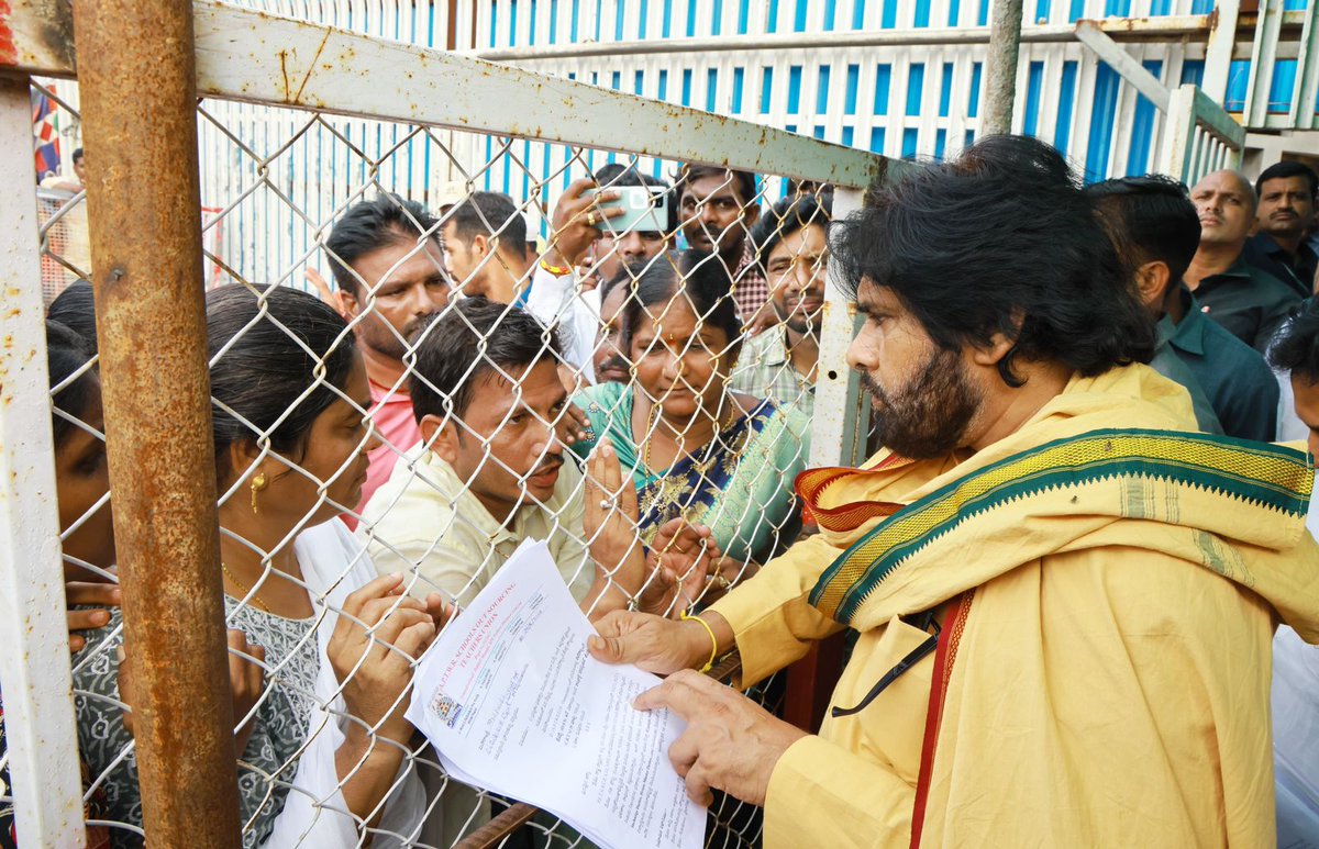 JanaSenaParty's tweet photo. ఇటు శాఖల సమీక్షలు చేస్తూ.... అటు ప్రజల సమస్యలు తెలుసుకుంటూ...

• అధికారులతో శాఖలవారీగా సమీక్షలు  
• ప్రజల నుంచి స్వయంగా వినతుల స్వీకరణ 
• శుక్రవారం బిజీబిజీగా ఉప ముఖ్యమంత్రి శ్రీ పవన్ కళ్యాణ్ గారు 

ఒక వైపు తనకు సంబంధించిన శాఖలపై సమీక్షలతో బిజీబిజీగా ఉంటూనే... మరోవైపు ప్రజా సమస్యలు తెలుసుకునేందుకు ఉప ముఖ్యమంత్రివర్యులు శ్రీ పవన్ కళ్యాణ్ గారు ప్రాధాన్యత ఇస్తున్నారు. శుక్రవారం మంగళగిరి కేంద్ర కార్యాలయానికి సమస్యలతో ప్రజలు పోటెత్తడంతో స్వయంగా శ్రీ పవన్ కళ్యాణ్ గారే రంగంలోకి దిగారు. జనసేన పార్టీ కార్యాలయానికి వినతులు తీసుకొని వచ్చిన బాధితులతో ఆయన ప్రత్యేకంగా మాట్లాడి వారి నుంచి వినతులు స్వీకరించారు. పరిష్కారానికి తగు హామీలను ఇచ్చారు.  బాధితులు చెప్పిన కొన్ని సమస్యలు ఇవి...  
•ప్రభుత్వం విడుదల చేసిన మెగా డీఎస్సీ నుంచి 1143 ఉపాధ్యాయ పోస్టులను మినహాయించాలని గిరిజన సంక్షేమ గురుకుల పాఠశాలలో పని చేస్తున్న ఔట్ సోర్సింగ్ సిబ్బంది కోరారు. గిరిజన సంక్షేమ గురుకుల పాఠశాలల్లో ఔట్ సోర్సింగ్ విధానంలో తాము బోధనలో ఉన్నామని తెలిపారు. 2022 పీఆర్సీ ప్రకారం వేతనాలు వచ్చేలా చూడాలని, ఔట్ సోర్సింగ్ ఉపాధ్యాయ వ్యవస్థకు కాంట్రాక్ట్ రెసిడెన్షియల్ టీచర్స్ అని పేరు మార్చాలని విజ్ఞప్తి చేశారు. 
•ప్రభుత్వం చేపట్టిన మెగా డీఎస్సీలోనే డ్రాయింగ్, క్రాఫ్ట్, మ్యూజిక్ ఉపాధ్యాయుల నియామకం కూడా చేపట్టాలని ఆంధ్రప్రదేశ్ రాష్ట్ర ఆర్ట్ అండ్ క్రాఫ్ట్ నిరుద్యోగ ఉపాధ్యాయుల సంఘం కోరింది. 1986 నుంచి ఈ పోస్టులు భర్తీ చేయడం లేదని విన్నవించింది. 
•ప్రమాదవశాత్తు ఇళ్లు కాలిపోవడం వల్ల తన కుమార్తె సర్టిఫికెట్లతో పాటు ఆమె చదువుకోసం దాచిపెట్టిన డబ్బులు కాలిపోయాయని ముమ్మిడి మహేశ్వరి అనే మహిళ కన్నీరు పెట్టుకున్నారు. తమ కుమార్తెను చదువులకి సాయం అందించాలని కోరారు. 
•పలువురు దివ్యాంగులు తమ సమస్యలను చెప్పుకునేందుకు పార్టీ కార్యాలయానికి తరలివచ్చారు. వారందరి దగ్గర నుంచి శ్రీ పవన్ కళ్యాణ్ గారు వినతులు స్వీకరించారు. సమస్యలు పరిష్కరించేందుకు కృషి చేస్తానని హామీ ఇచ్చారు.