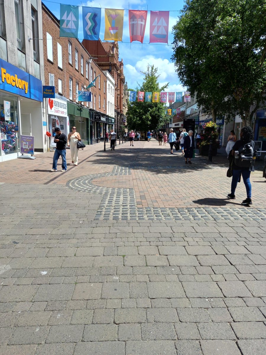 GloucesterCity's tweet photo. Top marks for recent street cleaning inspection of Eastgate Street! The Ubico street cleaning team work hard to keep the City centre clean. The street was checked for cleanliness, including litter and was found to be a grade A.
#GloucesterBID #Ubico https://t.co/jQMCG6K4SI