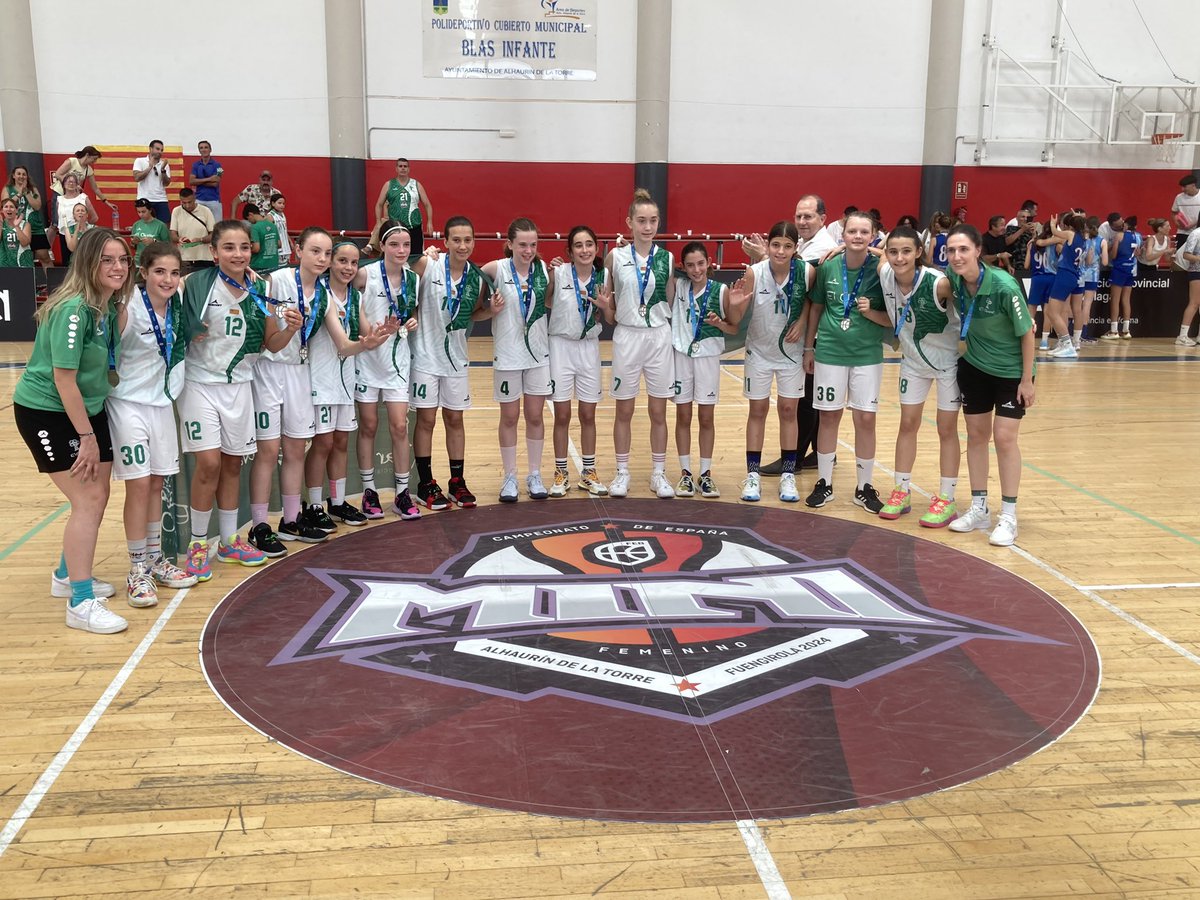 Quintas de España Alevin Femenino, da vértigo pero es nuestro, hoy el triunfo de estas 13 chicas y sus 2 entrenadoras el el fiel reflejo los mas de 450 jugador@s de la Sección. No dejéis de soñar, los sueños a veces se cumplen hoy ellas lo han conseguido. Orgulloso nivel máximo