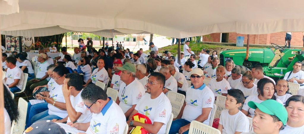 Gabrielasjr's tweet photo. Desde los estados Barinas, Sucre y Miranda nos conectamos con los productores que trabajarán con el Centro Nacional de Investigación, Desarrollo e Innovación del Cacao, para potenciar la producción y rendimiento del cacao nacional, preservando nuestro cacao ancestral fino de aroma, genética sagrada de nuestro pueblo.

El Presidente @NicolasMaduro es un defensor de nuestro Cacao fino de aroma.

#CienciaParaLaVida