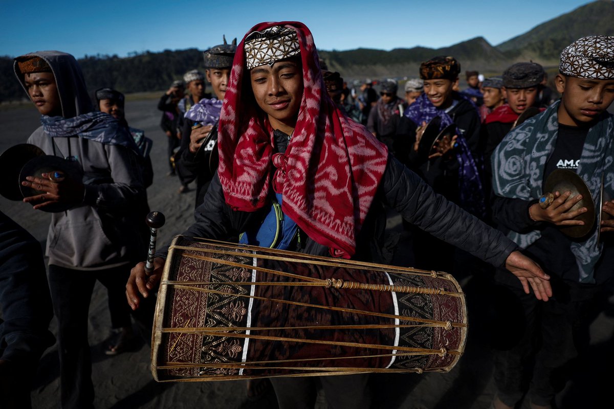 StratNewsGlobal (@stratnewsglobal) on Twitter photo 🌐Indonesian Indians: Praying For Rain
➡️Tenggerese Hindu worshippers in East Java, Indonesia.
➡️Check out our photo feature
▶️stratnewsglobal.com/gallery/indone…
▶️ youtube.com/channel/UCKt7T…
<a href="/IndianEmbJkt/">India in Indonesia</a> 🌐Indonesian Indians: Praying For Rain
➡️Tenggerese Hindu worshippers in East Java, Indonesia.
➡️Check out our photo feature
▶️stratnewsglobal.com/gallery/indone…
▶️ youtube.com/channel/UCKt7T…
<a href="/IndianEmbJkt/">India in Indonesia</a>