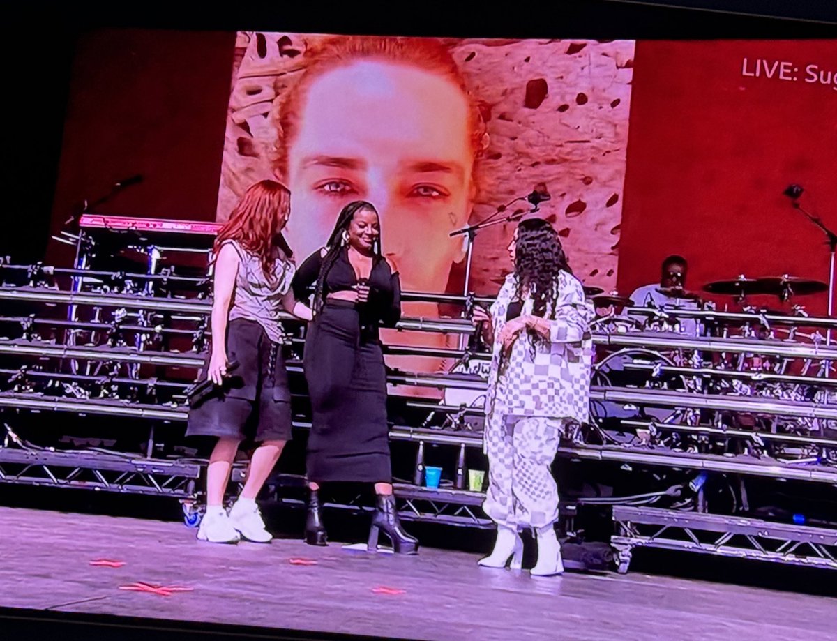 st_ua_rt's tweet photo. It still makes me laugh that Sugababes asked their fans to send in photos of themselves for “a special project” and it turned out to be the video backdrop to Ugly #Glastonbury https://t.co/9NssvWdzsB