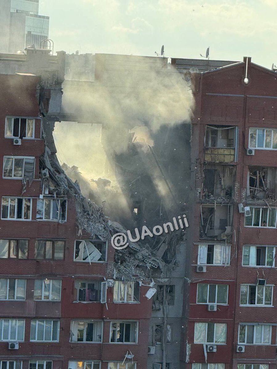 jurgen_nauditt's tweet image. russian attack with missiles some minutes ago.
This is what a residential building in Dnipro looks like after the attack.
Details of the victims are being clarified.

And in Europe, incompetent politicians sit on 100 dusty Patriots and don't give them to the country where a war