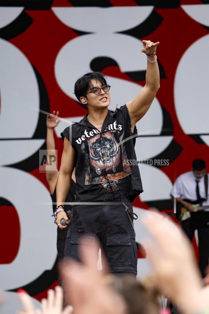 this was so sexy rockstar of him