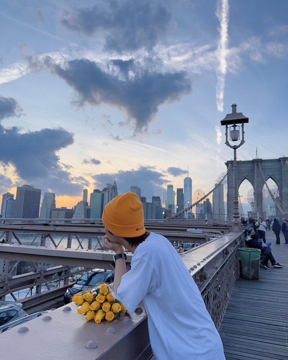 rendinnies's tweet image. The funniest thing about narcissism is finding out how many times jaemin was there with the dreamies and we just didn’t know about it like wdym he was at the bridge with renjun with matching flowers and he was the mysterious gf that took those bf pictures of mark