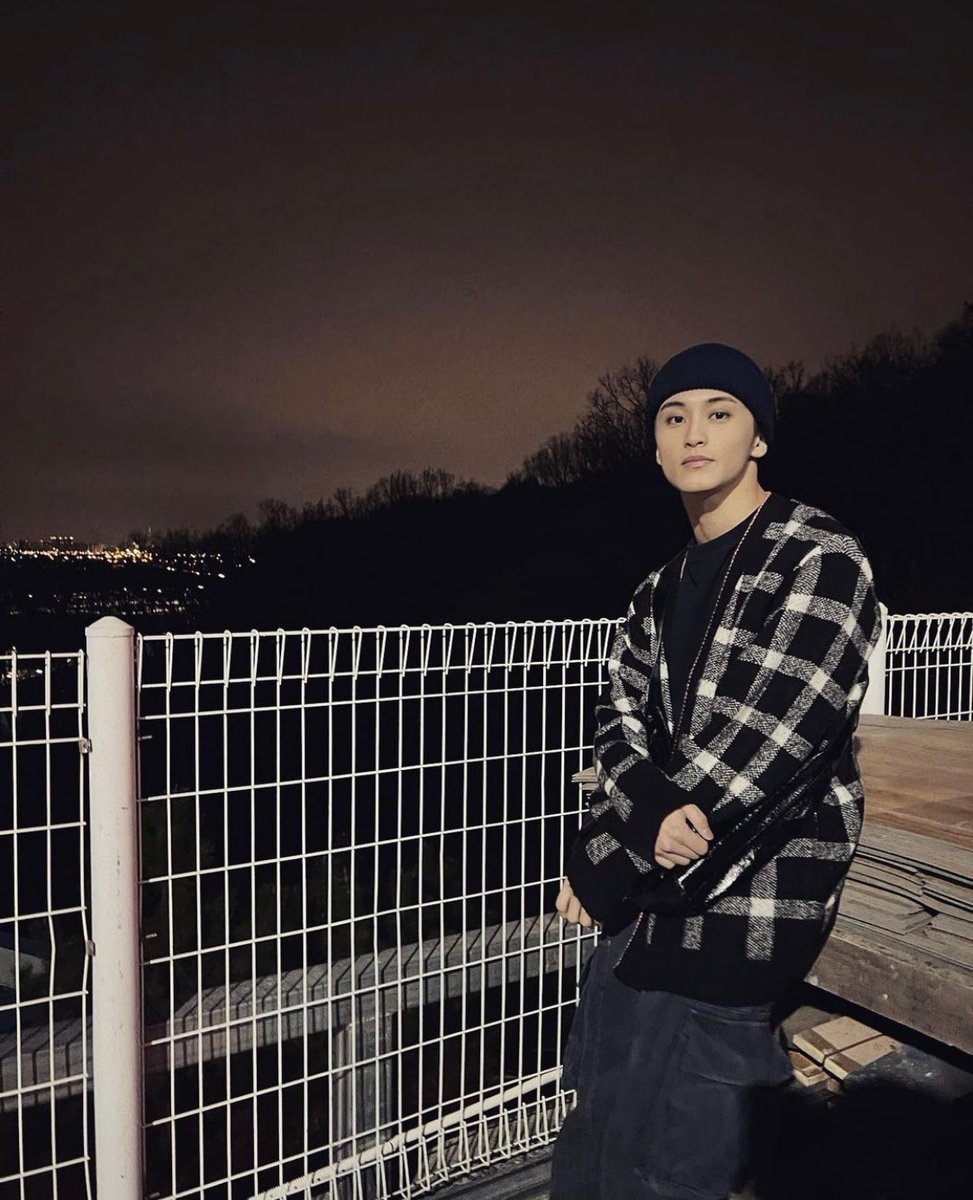 rendinnies's tweet image. The funniest thing about narcissism is finding out how many times jaemin was there with the dreamies and we just didn’t know about it like wdym he was at the bridge with renjun with matching flowers and he was the mysterious gf that took those bf pictures of mark