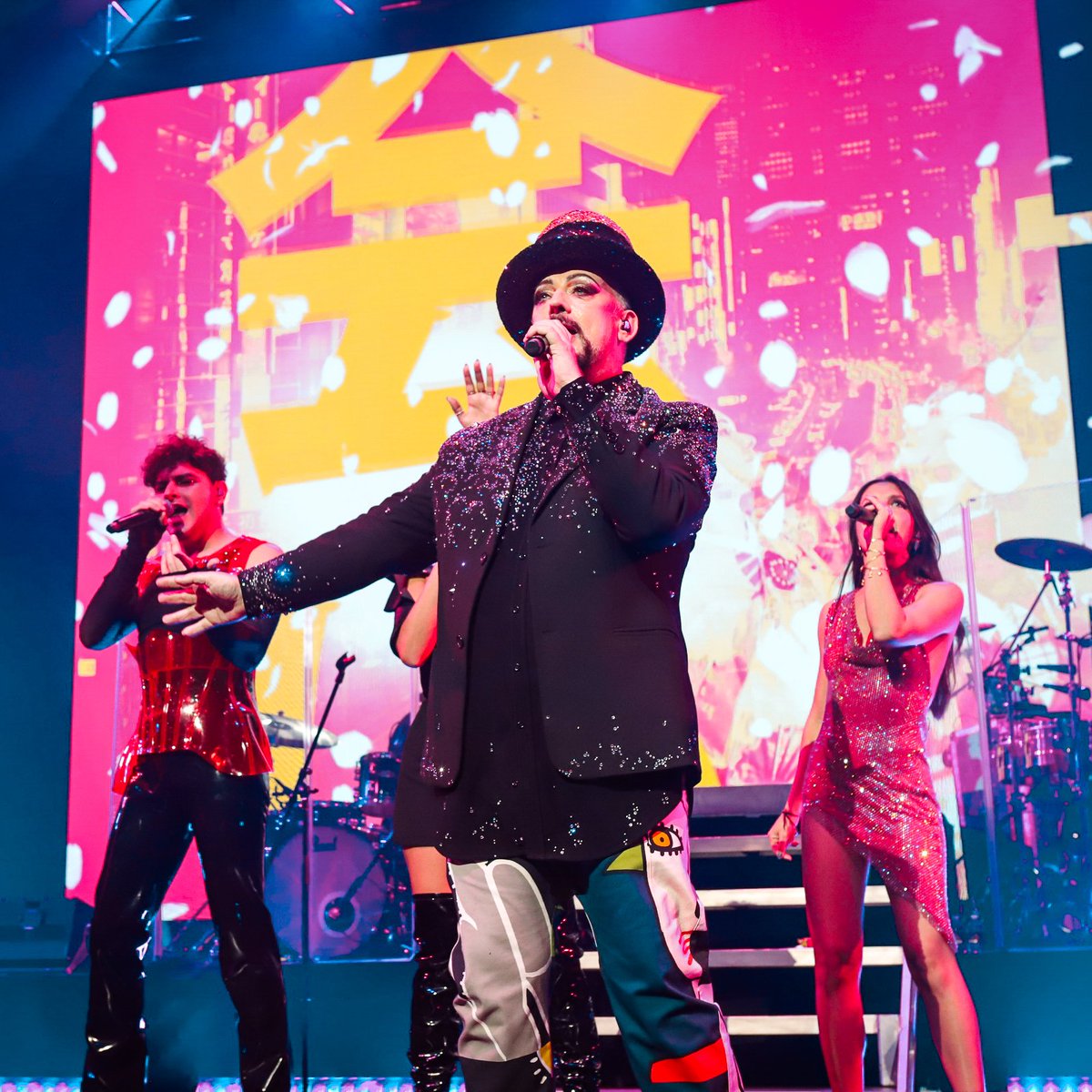 RealCultureClub's tweet photo. .@BoyGeorge &amp; @Squeezeofficial are hitting the road for an epic US tour starting this August! Get ready for incredible nights of new music and classic hits in a show you've never seen before 🌟

🎟️: https://t.co/XatNC4MJBC https://t.co/pAaxpBlm9t