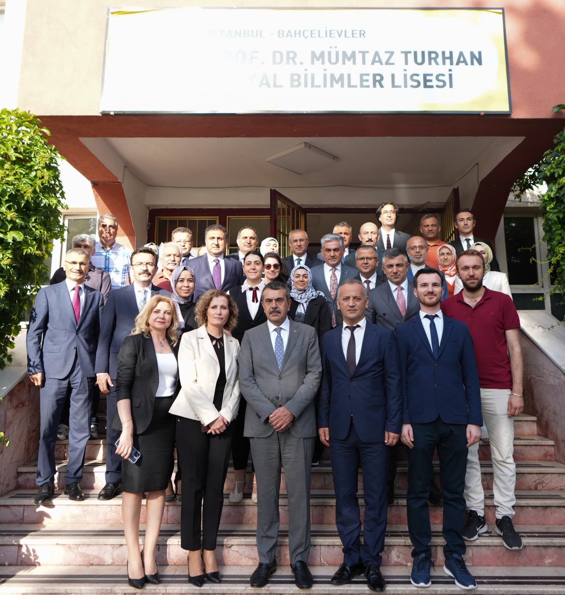 📍İstanbul/ Prof. Dr. Mümtaz Turhan Sosyal Bilimler Lisesi

Eğitim ailesi olarak sanatın gücüne inanıyoruz.

Öğretmen arkadaşlarımızın hazırladığı ve oynadığı "Ben Bir Öğretmenim" tiyatro gösterisini büyük bir beğeniyle izledik. 

Öğretmenlik mesleğinin kutsallığını, önemini ve