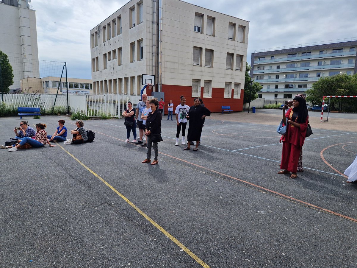 Clg Marcel PAGNOL, dans le cadre des 2H de sport en plus (2HSC), les élèves ont souhaité organiser un petit spectacle avec un goûter pour leurs parents et les enseignants.  Un bel aboutissement pour ces élèves qui ont été assidus durant toute l'année. Merci à Amethys.