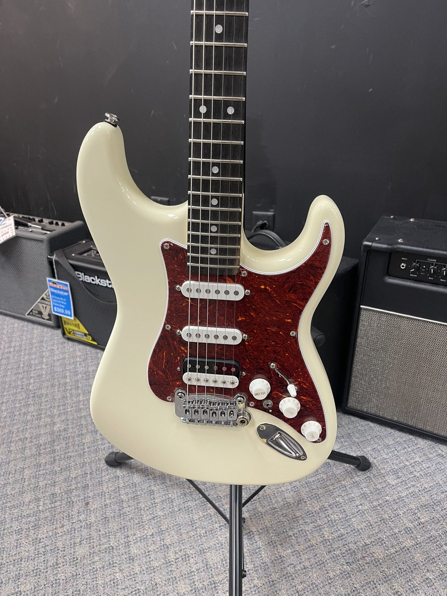 MJSsONgS's tweet image. Just got done playing this @GandLGuitars and honestly couldn’t be more impressed with the #guitar ! 

#quality #custombuilt HSS legacy! Will be mine soon! 

#respect G&amp;amp;L !