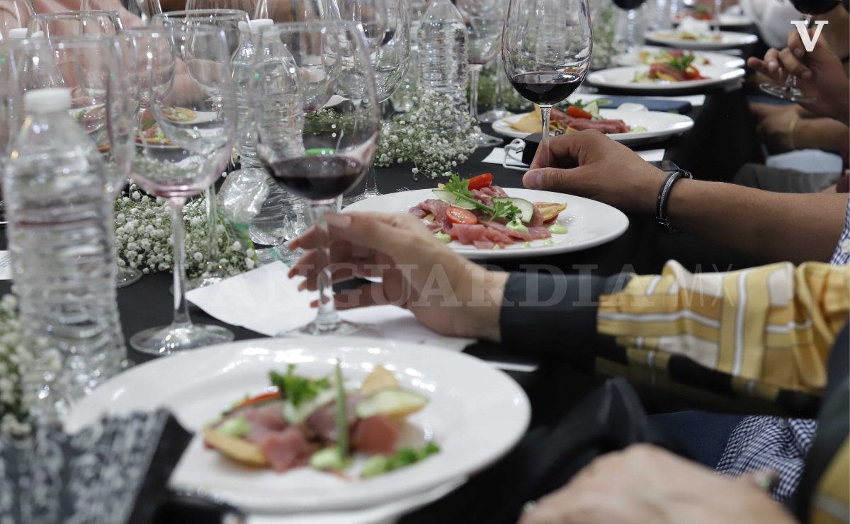 vanguardiamx's tweet photo. En la cuna del teatro #saltillense... 🍲🍷 La quinta edición de 'Vive tu Centro' rindió homenaje al Teatro García Carrillo 👉 https://t.co/jXbcAAsQPZ
📸: Homero Sánchez https://t.co/xAHiMsihV2