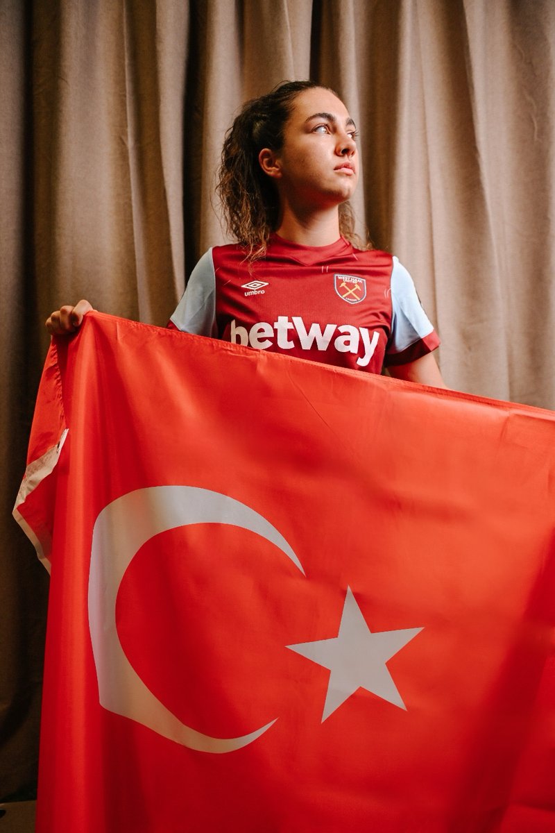 Huge congratulations to <a href="/hallehoussein/">Halle Houssein (Şensizoğlu)</a> on her first senior call-up for the Turkey WNT! 🇹🇷