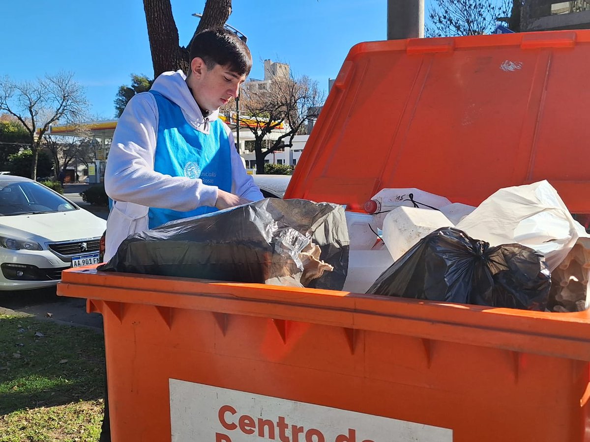 CMDOeste's tweet photo. ECOCANJE EN PLAZA CABRAL♻️
Gracias a vecinos y vecinas que canjearon residuos reciclables por plantines, compost y vasos en la plaza Sargento Cabral del #DistritoOeste. #HacemosNuestraParte https://t.co/hDKo6Zu6ek