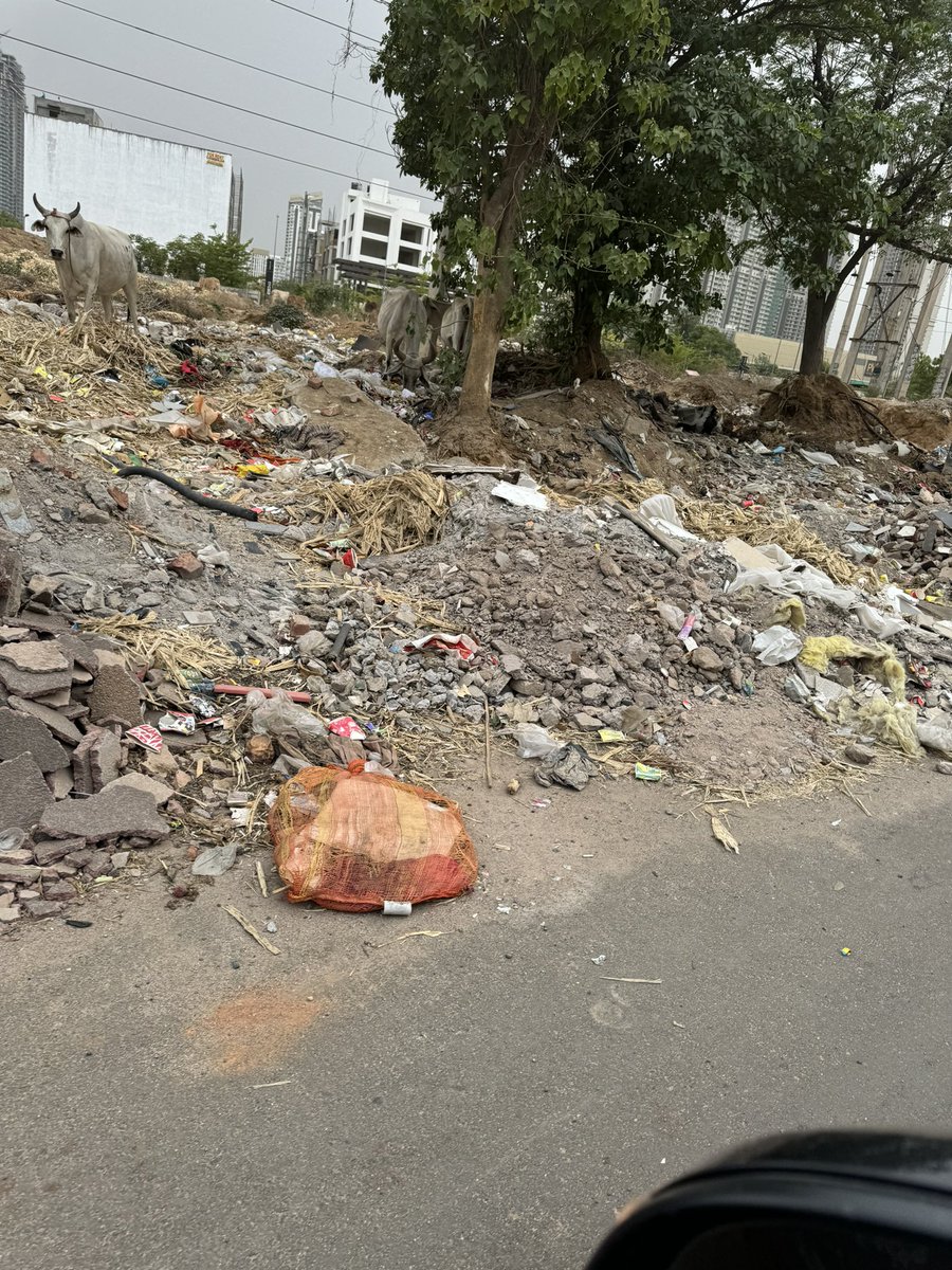 puntweets's tweet photo. @DC_Gurugram sir,  I had raised C&amp;D disposal complaint on 7290088127 on 14/06June with location &amp; photos They gave me details of tilak sharma JE for further follow-ups I have also followed up with him No action till date Escalating FYA   https://t.co/KDfjNEtR61 https://t.co/CyUVO90l8r