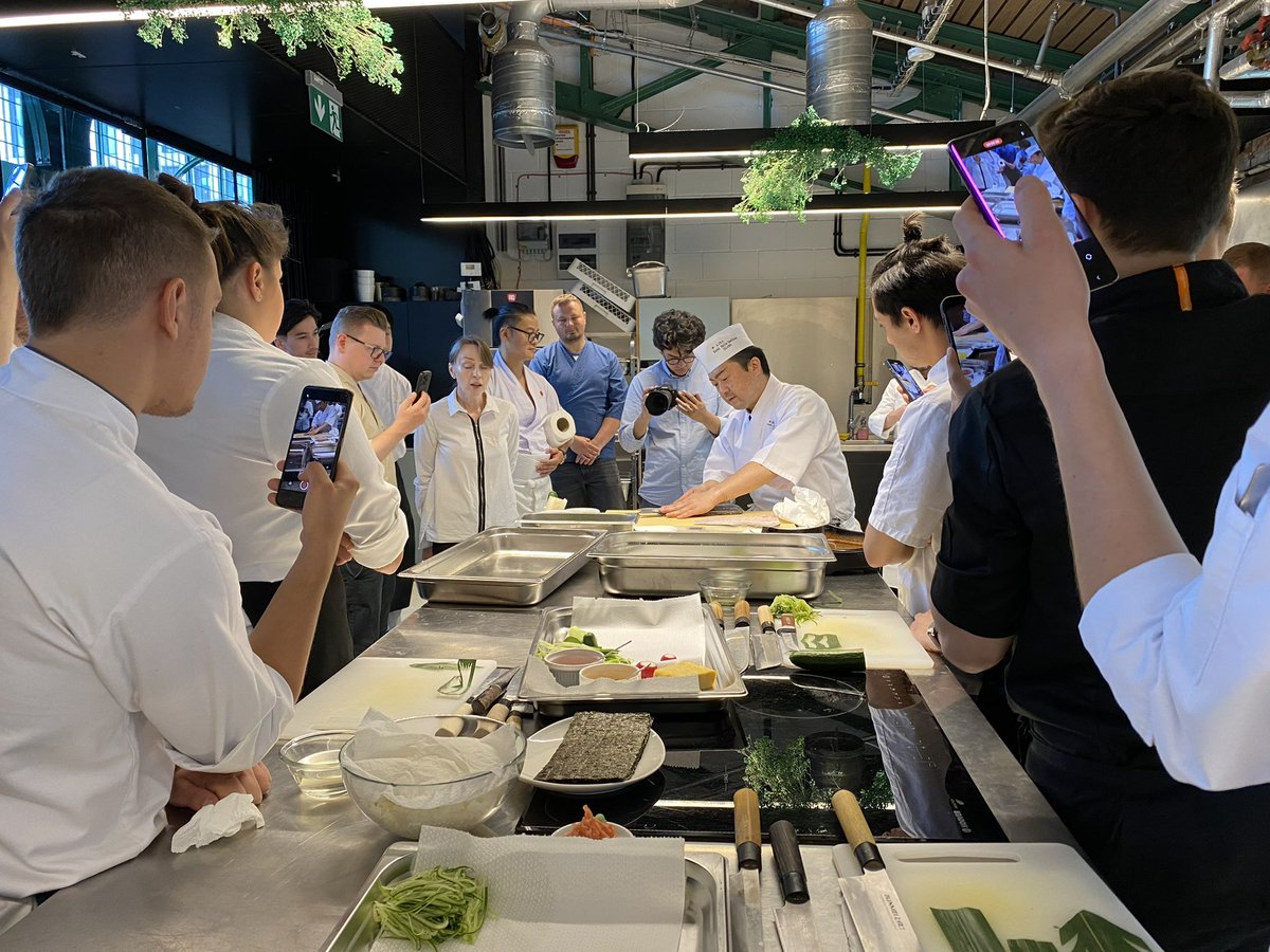 sushiskill's tweet photo. ポーランド🇵🇱ワルシャワでの寿司講習会開催。沢山の方が受講されました。近隣のウクライナ🇺🇦からも多くの寿司職人が参加されました。 https://t.co/KVPGQ04N2Z
