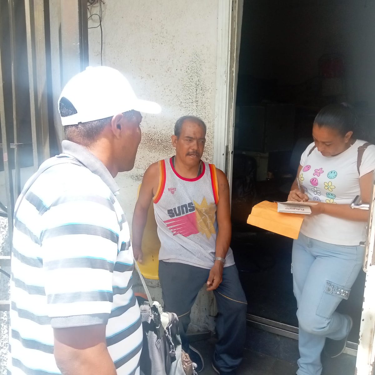 TrabajadoresVe's tweet photo. 📌Despliegue permanente en La Cota 905; la Clase Obrera sigue sumando voluntades en su visita casa X casa de este sector popular del Distrito Capital. 

#TrabajadoresConNico https://t.co/lTLXHVV1ml