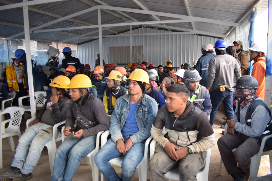 CAMACOLBOGOTA's tweet photo. ¿Sabía que en el marco de nuestro programa #DelDichoAlTecho, más de 100 trabajadores del sector han participado en talleres de educación financiera en 2024? A la fecha se han realizado tres talleres en la obra del proyecto Serranía del Vínculo. https://t.co/HiGsgcWRyq