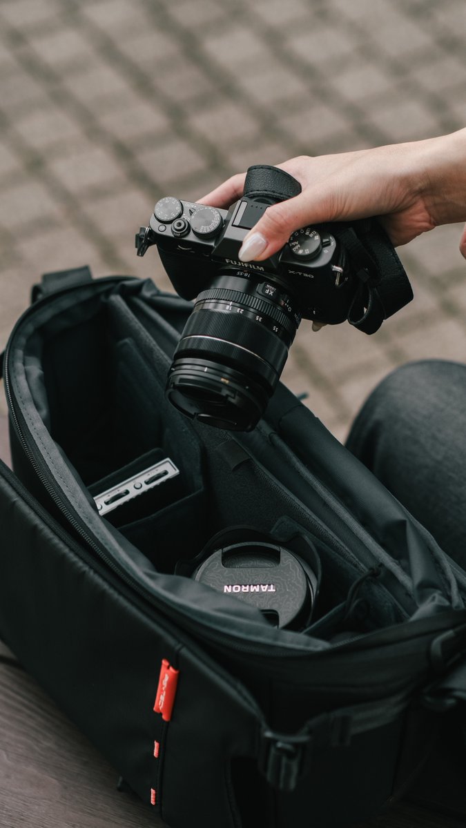PGYTECH_global's tweet photo. Always have all your important things close at hand! OneMo Sling's clever storage space will support you on all your adventures. 🌍🎒
#pgytech #onemo #backpack #travel #canon #dji #nikon #sony #fujifilm #leica #lumix #slingbag #camerabag https://t.co/cMMEnCQb9o