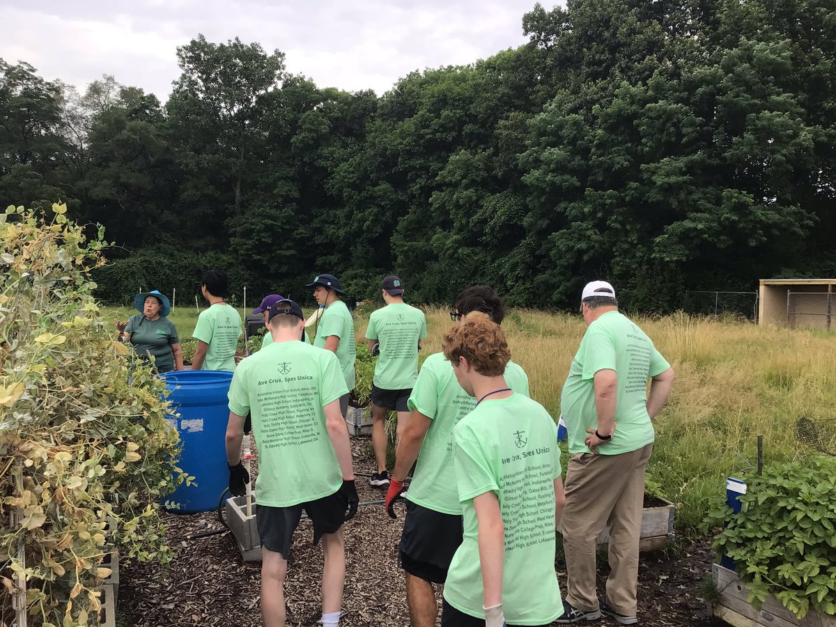 NDCP_Ministry's tweet photo. This morning, the @nddons spent the morning tending the Unity Garden in South Bend! #DonsServe #HCC4SL @ShayBoyle_NDCP https://t.co/IVWfFuMKfW