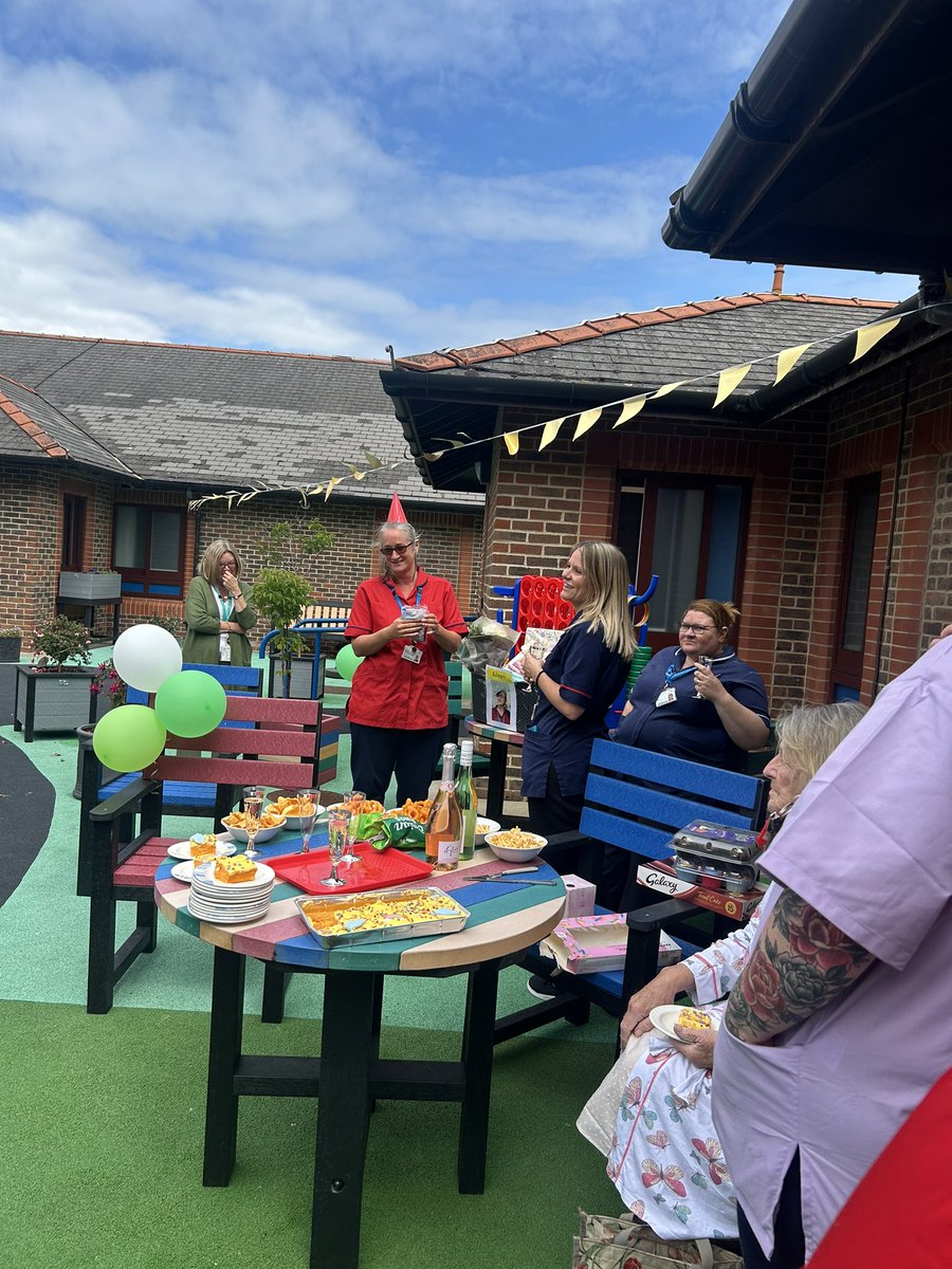 hullpj's tweet photo. Farewell Aileen Murray Gain an amazing Nurse leader and an inspiration to us all. Fabulous time on Poppy ward today 👍Congratulations Vicki the new Matron who is a totally amazing and has some fabulous ideas for the future @Southern_NHSFT https://t.co/NJqcZL8bxg