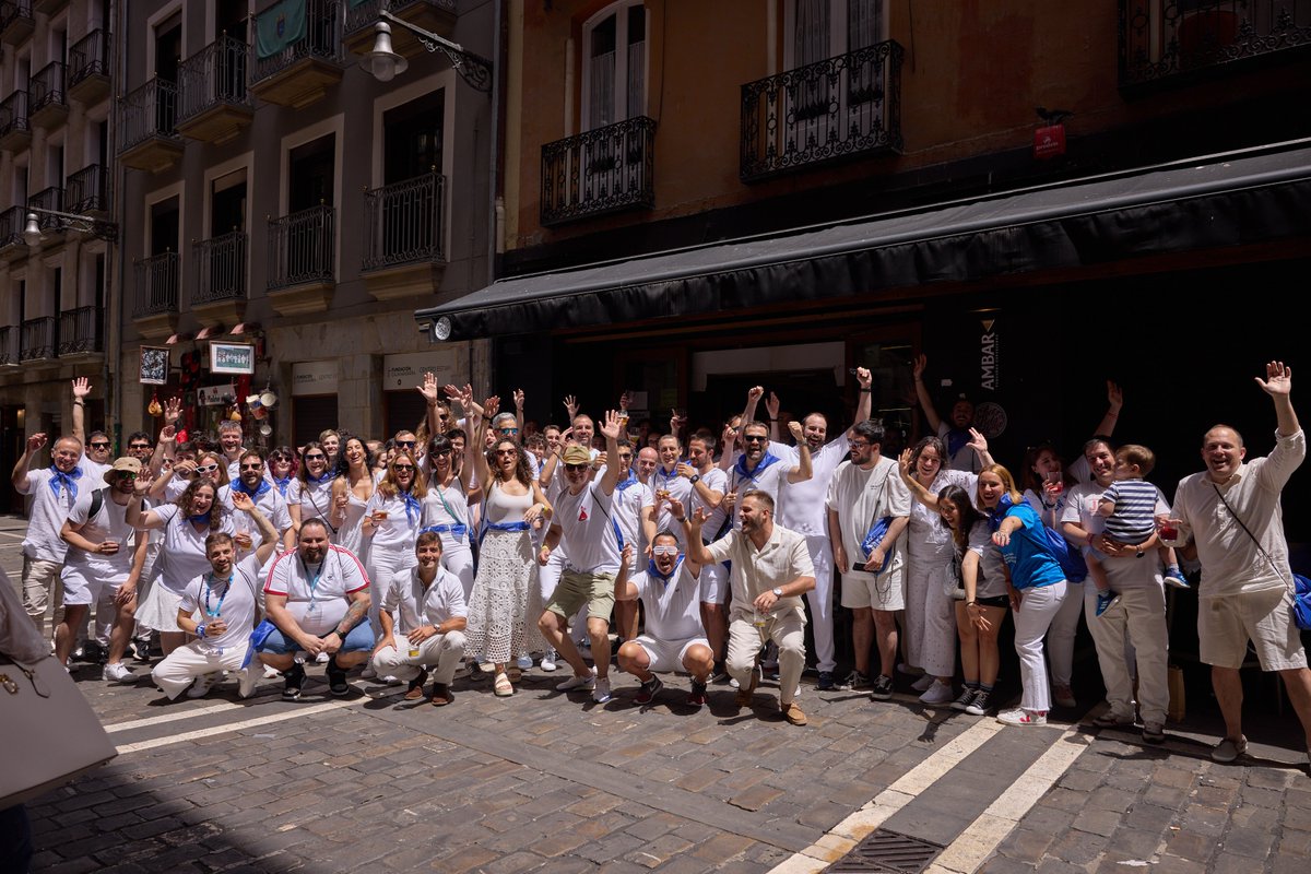 DiariodeNavarra's tweet photo. Más de 1.700 empleados de la tecnológica @Hiberus toman las calles del Casco Viejo de Pamplona.

#HiberusSummerFest 

🔗 Noticia: https://t.co/wq8MaWjKR2

📷 Galería de fotos: https://t.co/rZb0tz1kGZ https://t.co/tawmGvtqXv