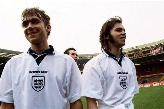 loverfoot_ball's tweet photo. Damon Albarn (Blur) &amp; Gaz (Supergrass) #90s   #umbro #England  #England  #FootballFans https://t.co/5T3SDiRRYv