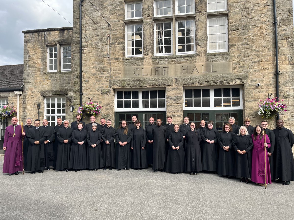 PeteWilcox1564's tweet photo. What a fabulous group of men &amp; women on retreat, preparing to be ordained deacon &amp; priest in ⁦@DioceseofSheff⁩ tomorrow &amp; on Sunday.  #LightsForChrist #ThanksBeToGod https://t.co/ax2mHzLpEO