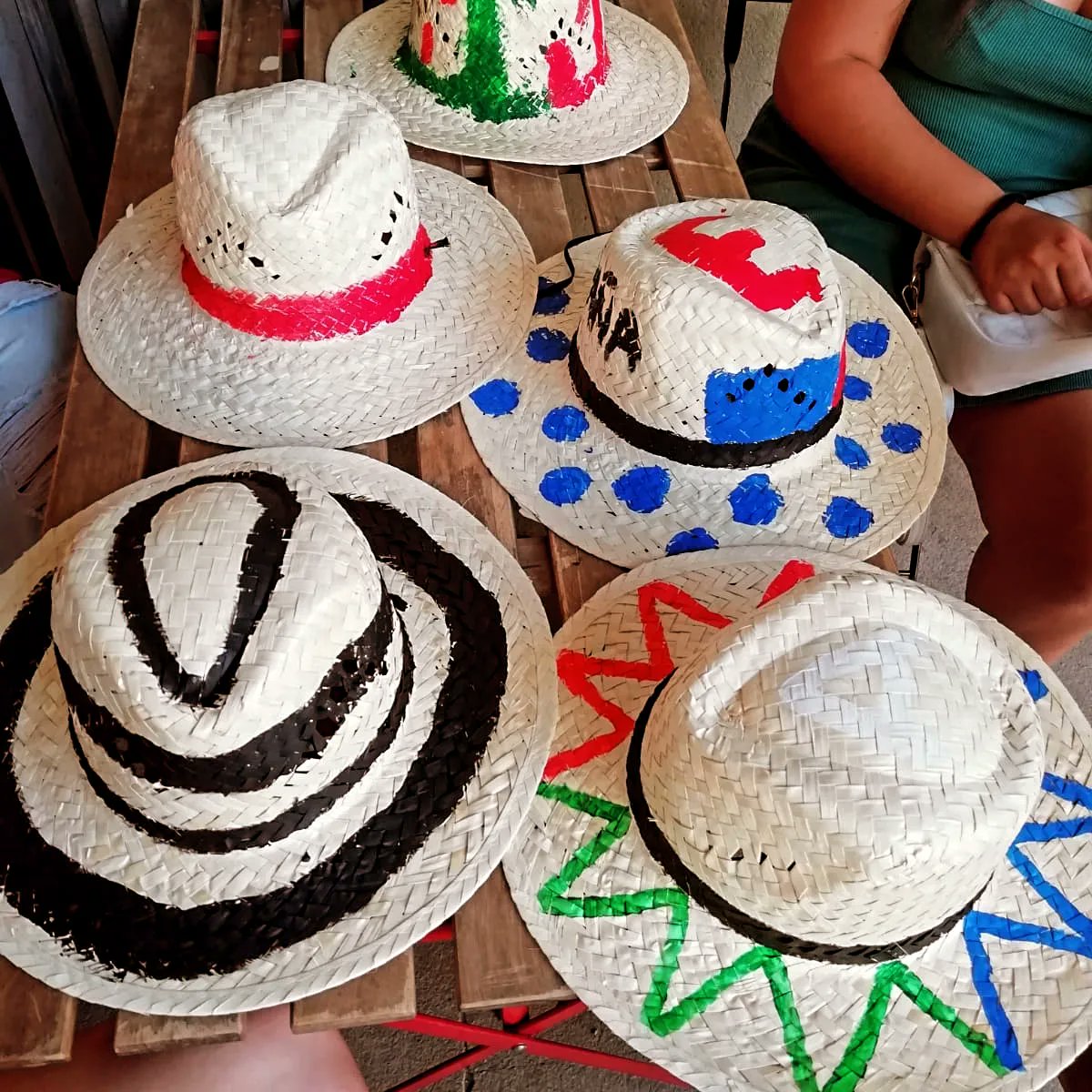 A l'Espai la Taifa, hem donat el tret de sortida a la festa major amb un taller de pintar barrets, el qual ha estat un èxit! 
#FMTRS24 #FMTRS #ESPAILATAIFA