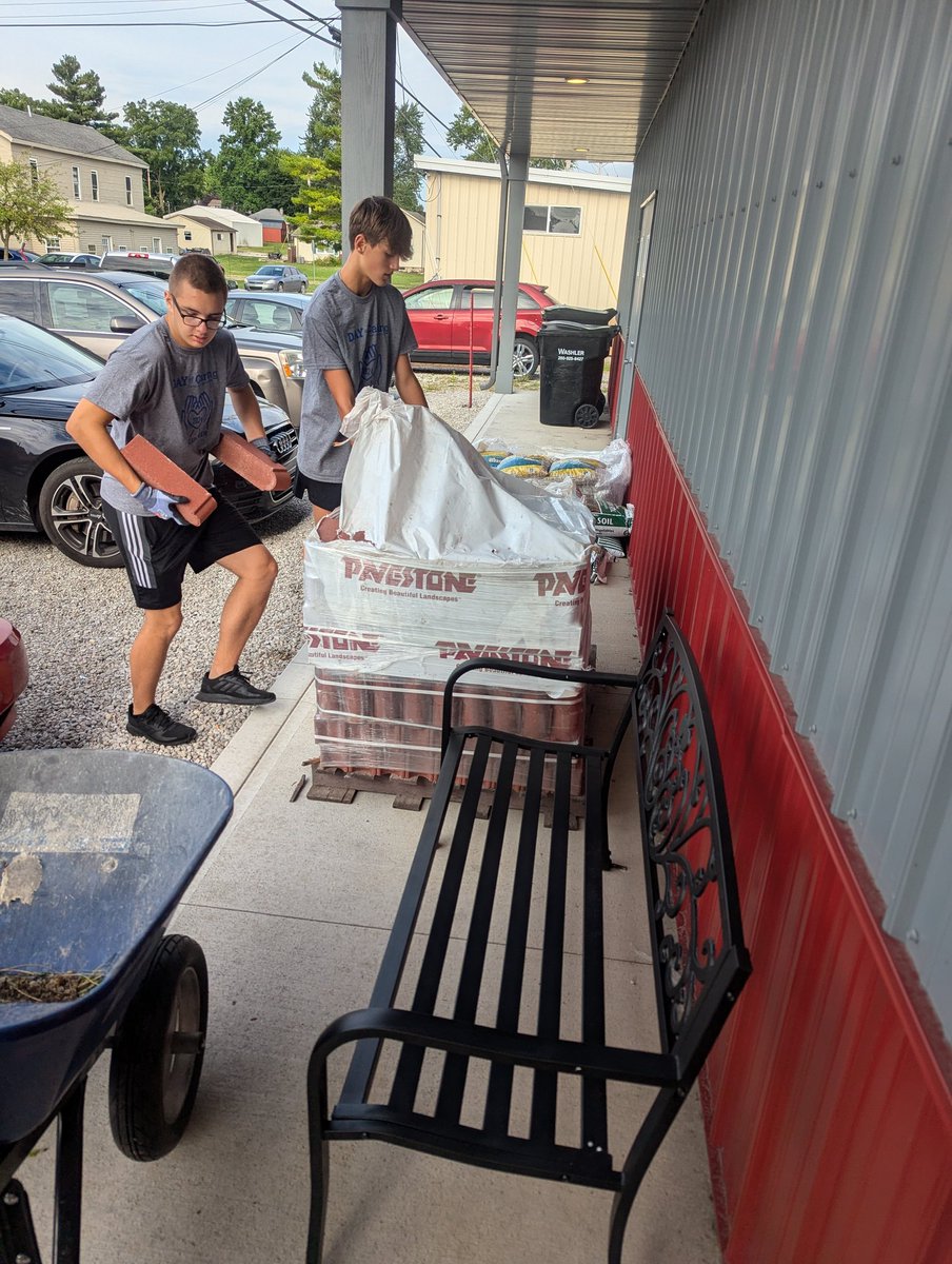 BaronFootball's tweet photo. We enjoyed being a part of United Way's Day of Caring today. It is always great to give back to this awesome community. https://t.co/jneFyJ2izZ