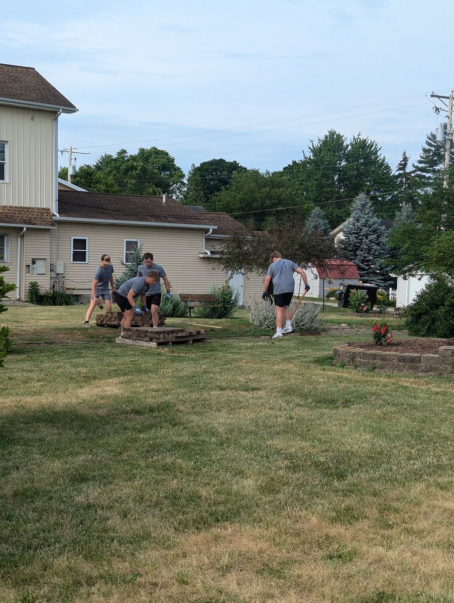 BaronFootball's tweet photo. We enjoyed being a part of United Way's Day of Caring today. It is always great to give back to this awesome community. https://t.co/jneFyJ2izZ