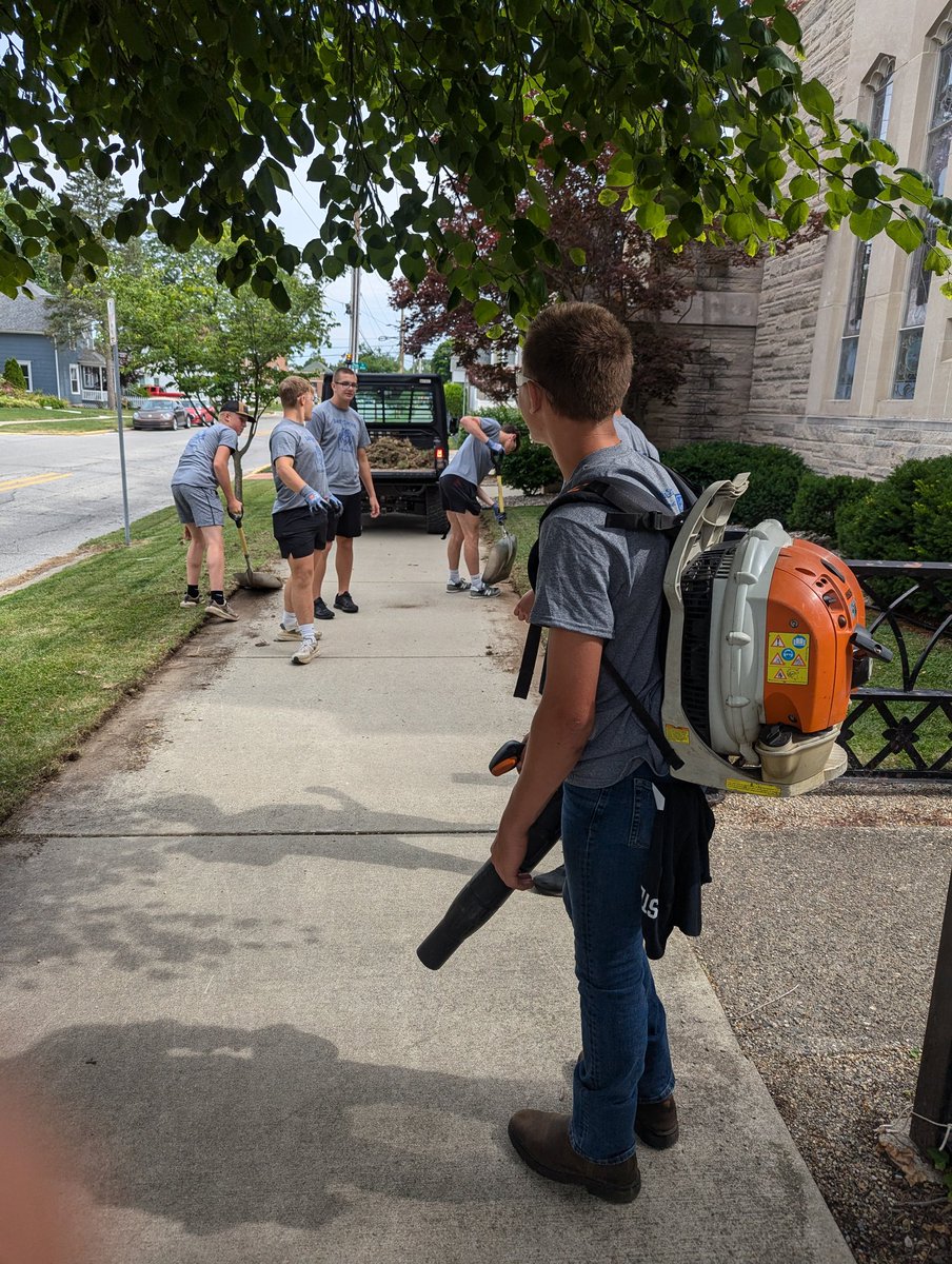 BaronFootball's tweet photo. We enjoyed being a part of United Way's Day of Caring today. It is always great to give back to this awesome community. https://t.co/jneFyJ2izZ