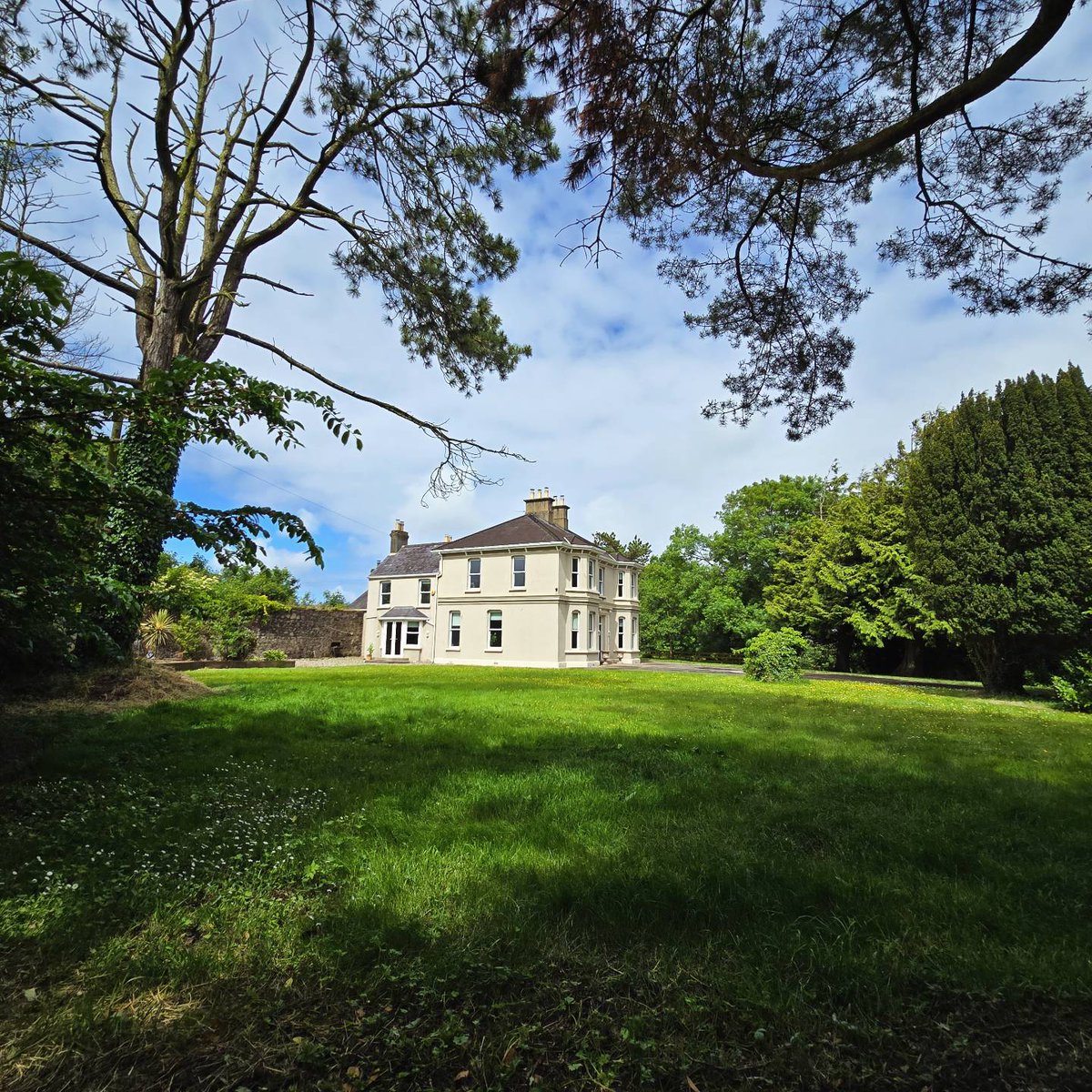 QuillyHouse's tweet photo. We are now renting the entire house out for group bookings via Airbnb⤵️
https://t.co/hIvMn02p68

All info on the post above! 
Look forward to welcoming you to our home 🏡 
#familyholidays #northcoast #ireland #NIreland #tastecauseway 
@broightergold @farmerkaney https://t.co/y1uTy4bSeL