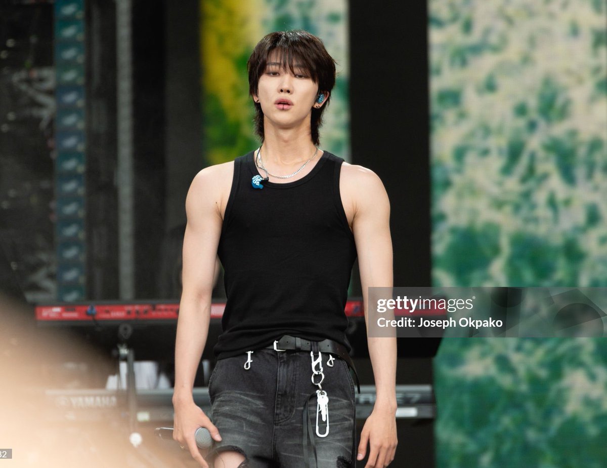 MINGHAO ARMS OUT AND HE'S WEARING A LIP PIERCING LOOKING HOT AF 8STARS HOW ARE WE .