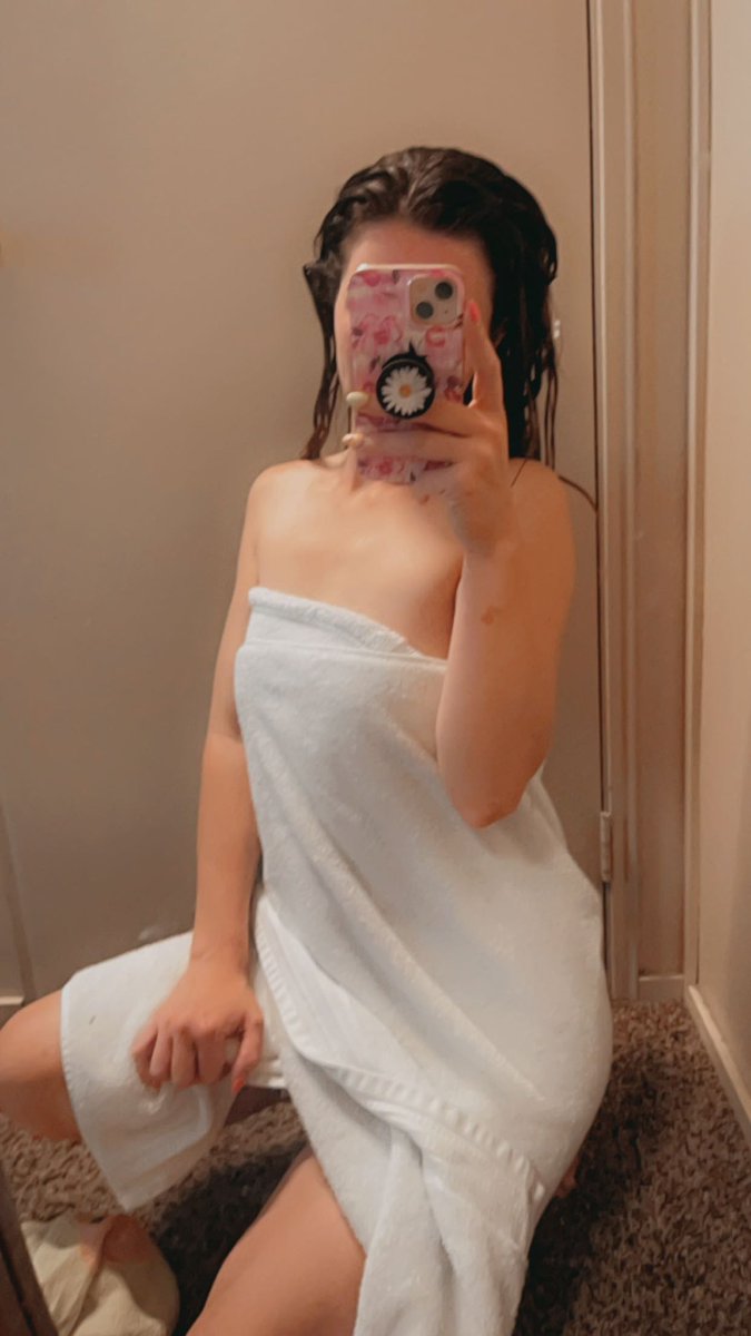 lunachick933's tweet photo. RT if I should remove the towel💋 https://t.co/4weK8P90S2